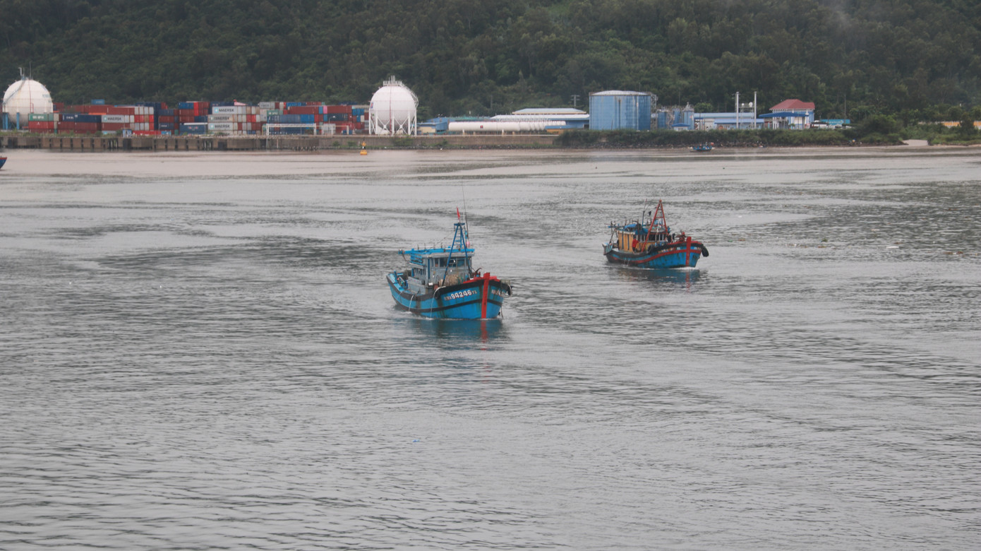 Theo ghi nhận của Tiền Phong, trưa 25/9, hàng trăm lượt tàu cá của ngư dân miền Trung tiếp tục di chuyển về bờ để tránh áp thấp nhiệt đới. Theo ghi nhận của Tiền Phong, trưa 25/9, hàng trăm lượt tàu cá của ngư dân miền Trung tiếp tục di chuyển về bờ để tránh áp thấp nhiệt đới.