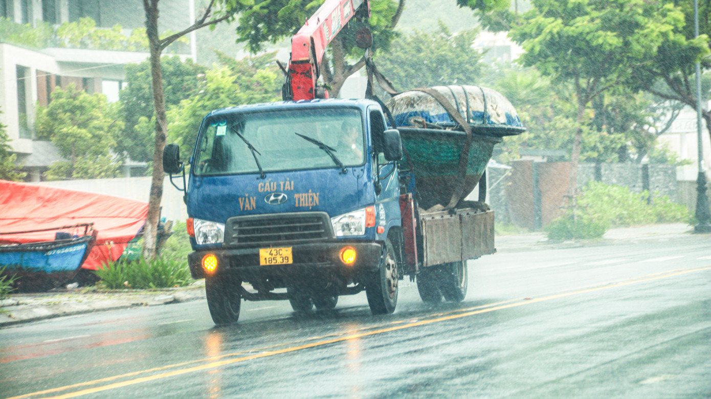 Nhiều ngư dân dân lựa chọn phương án đưa phương tiện vào sâu trong đất liền. Dịch vụ cẩu, chở thuyền thúng, thuyền gắn máy ở Đà Nẵng được mùa mỗi dịp có mưa, bão. Nhiều ngư dân dân lựa chọn phương án đưa phương tiện vào sâu trong đất liền. Dịch vụ cẩu, chở thuyền thúng, thuyền gắn máy ở Đà Nẵng được mùa mỗi dịp có mưa, bão.