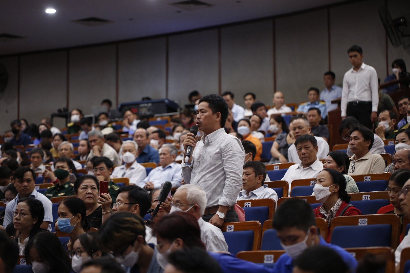 Cử tri nêu ý kiến tại buổi tiếp xúc. Ảnh: Nguyễn Thành Cử tri nêu ý kiến tại buổi tiếp xúc. Ảnh: Nguyễn Thành