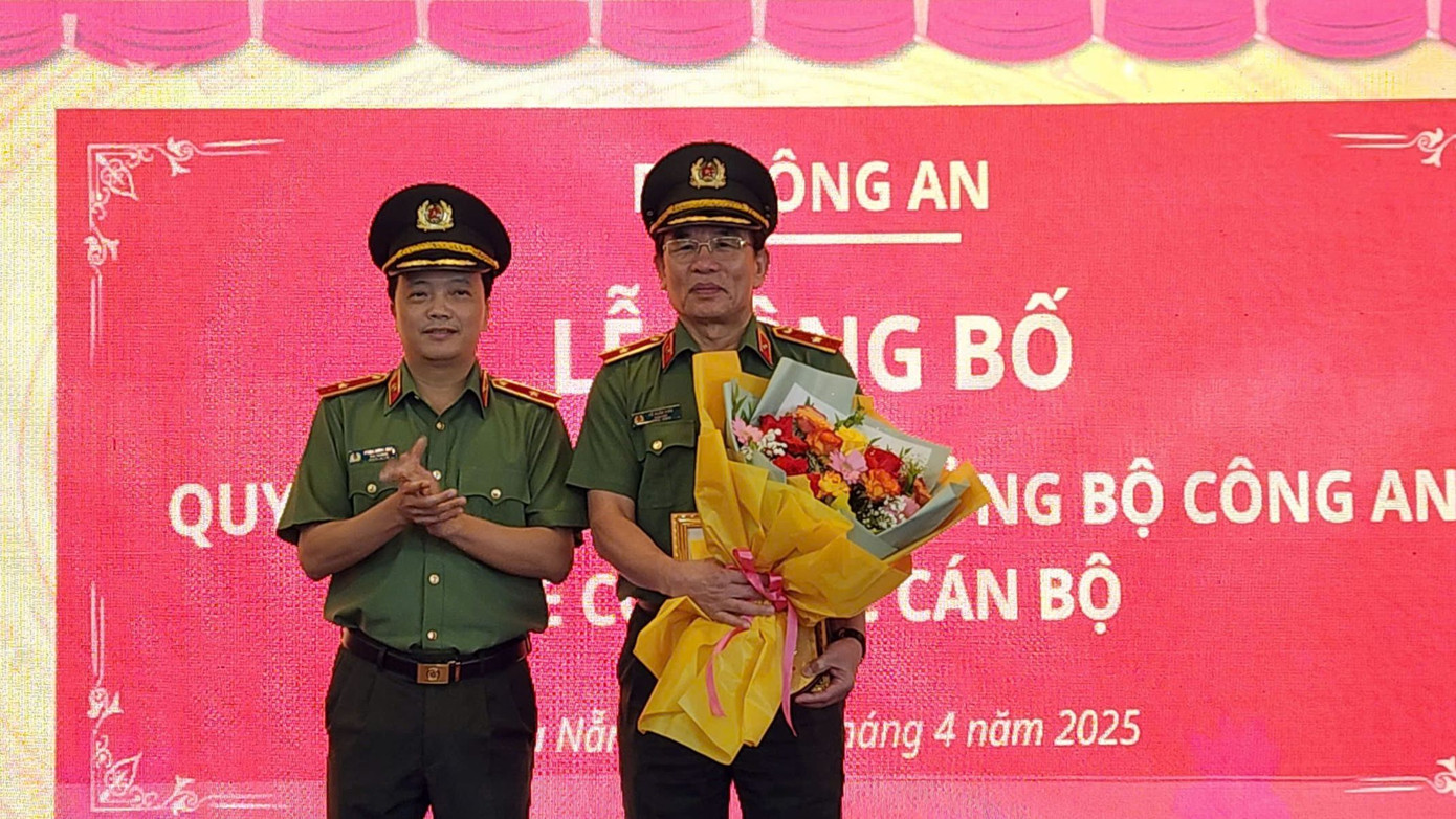 Thiếu tướng Vũ Xuân Viên (bên phải) sẽ nghỉ công tác, hưởng chế độ hưu trí từ 1/5/2025.