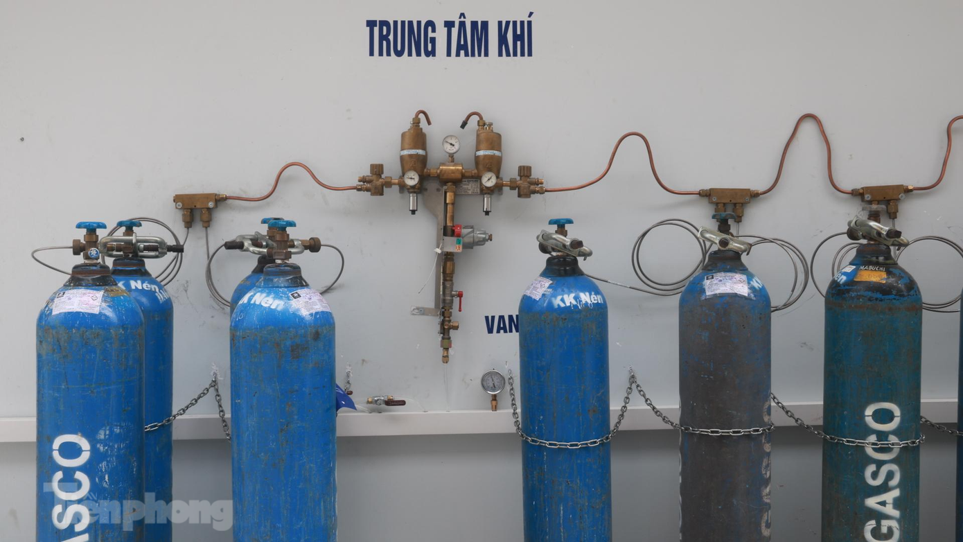 Trung tâm khí chuẩn bị Oxy phục vụ chữa trị cho bệnh nhân mắc COVID-19 tại bệnh viện dã chiến tại Khu ký túc xá phía Tây TP Đà Nẵng. Ảnh: Nguyễn Thành Trung tâm khí chuẩn bị Oxy phục vụ chữa trị cho bệnh nhân mắc COVID-19 tại bệnh viện dã chiến tại Khu ký túc xá phía Tây TP Đà Nẵng. Ảnh: Nguyễn Thành