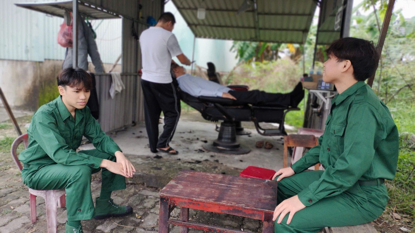 Một ngày trước khi lên đường nhập ngũ, hai anh em Chấn và Chỉnh dẫn nhau ra quán tóc nhỏ ngay cạnh khu chung cư Phước Lý (Hòa An, Cẩm Lệ) để cắt tóc. Mái tóc kiểu 2 anh em nuôi và nhuộm màu trước Tết được cắt bỏ gọn gàng trước ngày lên đường.