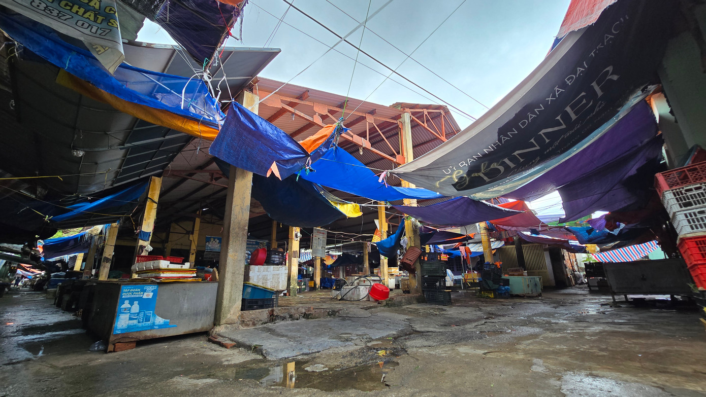 Qua hơn 70 năm hoạt động, nhiều hạng mục của chợ đã mục nát, trần ki ốt mục nát phần tường. Trời mưa, tường thấm nước chảy thành dòng xuống nền ki ốt làm ướt hàng hóa, ẩm mốc.