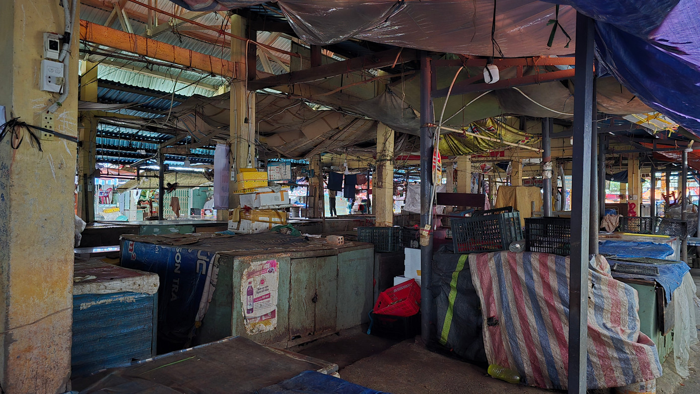 Mái đình chợ chính, chợ cá đều bị xuống cấp, gây dột thường xuyên. Theo tìm hiểu, năm 2015, UBND TP. Đà Nẵng từng đồng ý chủ trương cho phép đầu tư dự án chợ Mai mới với quy mô 14 tỉ đồng. Tuy nhiên, dự án chưa được thi công bởi nhiều lý do, trong đó một phần do vướng mắc mặt bằng.