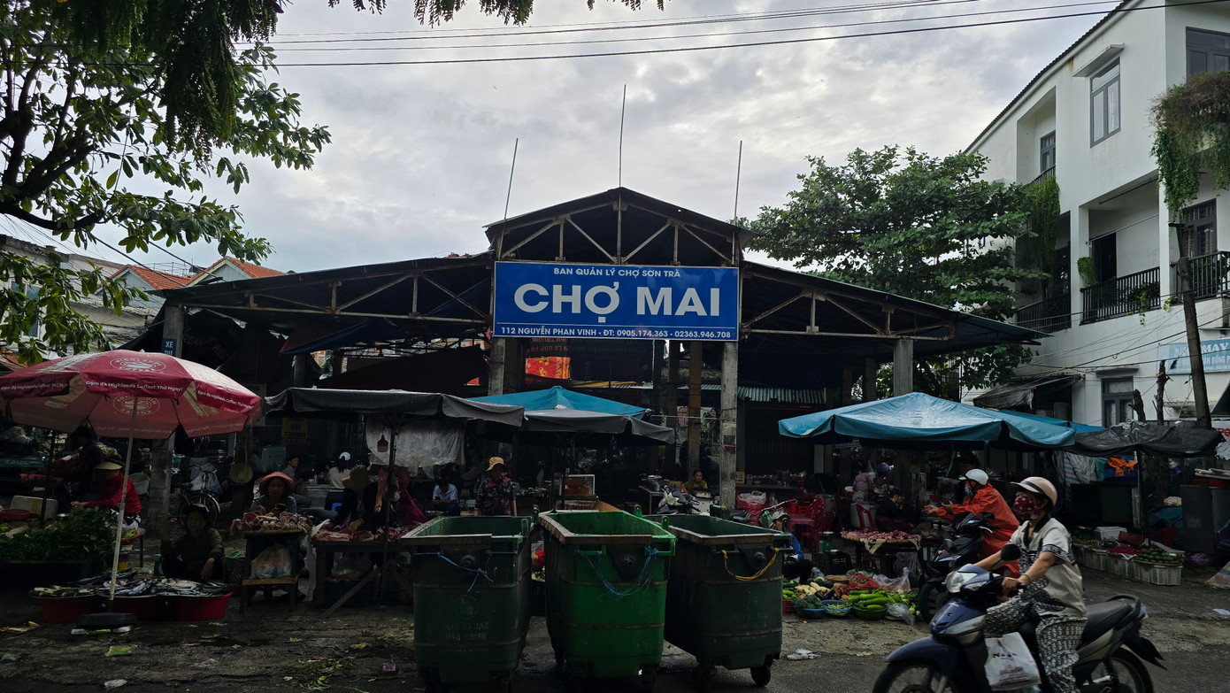 Tương tự, chợ Mai (phường Thọ Quang, quận Sơn Trà, Đà Nẵng) được thành lập từ năm 1953 đến nay cũng rơi vào cảnh xuống cấp. Qua nhiều lần tu sửa, nâng cấp, chợ Mai được nâng lên thành chợ loại 2, thuộc Ban quản ký các chợ quận Sơn Trà, với diện tích khoảng 2.000m2. Như tên gọi, khu chợ chủ yếu hoạt động vào buổi sáng với mặt hàng chủ đạo là hải sản tươi sống.