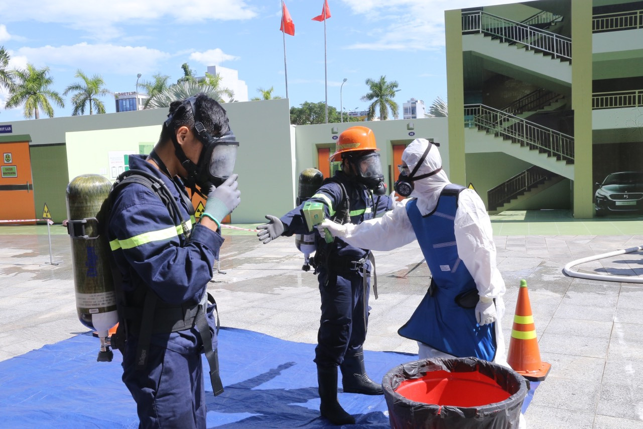 Toàn bộ nhân viên, cán bộ, chiến sĩ tham gia quá trình tẩy xạ sẽ được kiểm tra nhiễm xạ, các trang thiết bị chuyên dụng đã sử dụng cũng được thu gom để xử lý.