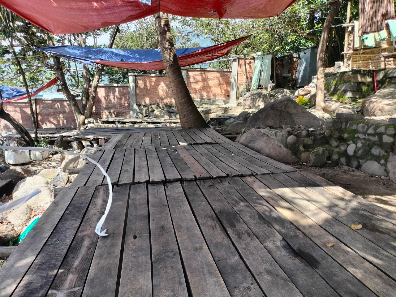 Để có cơ sở xử lý và cưỡng chế tháo dỡ các trường hợp vi phạm nêu trên, các cơ quan chuyên môn thuộc quận Sơn Trà đã nghiên cứu về căn cứ pháp lý và nhiều lần tham vấn ý kiến của các sở, ban ngành TP Đà Nẵng. Tuy nhiên do vướng về thủ tục pháp lý nên việc xử lý hết sức khó khăn. Để có cơ sở xử lý và cưỡng chế tháo dỡ các trường hợp vi phạm nêu trên, các cơ quan chuyên môn thuộc quận Sơn Trà đã nghiên cứu về căn cứ pháp lý và nhiều lần tham vấn ý kiến của các sở, ban ngành TP Đà Nẵng. Tuy nhiên do vướng về thủ tục pháp lý nên việc xử lý hết sức khó khăn.