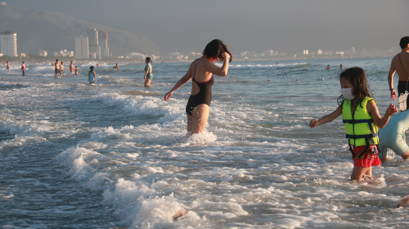 Tắm biển là một trong số 10 hoạt động được phép với nhiều điều kiện phòng chống dịch kèm theo. Trong đó có quy định về việc chấp hành 5K.
