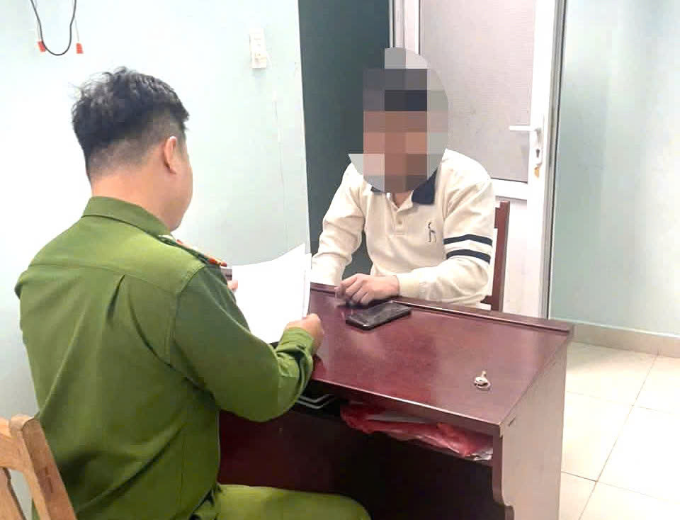 Công an làm việc với thanh niên đăng tin giả trên mạng để bán hàng.