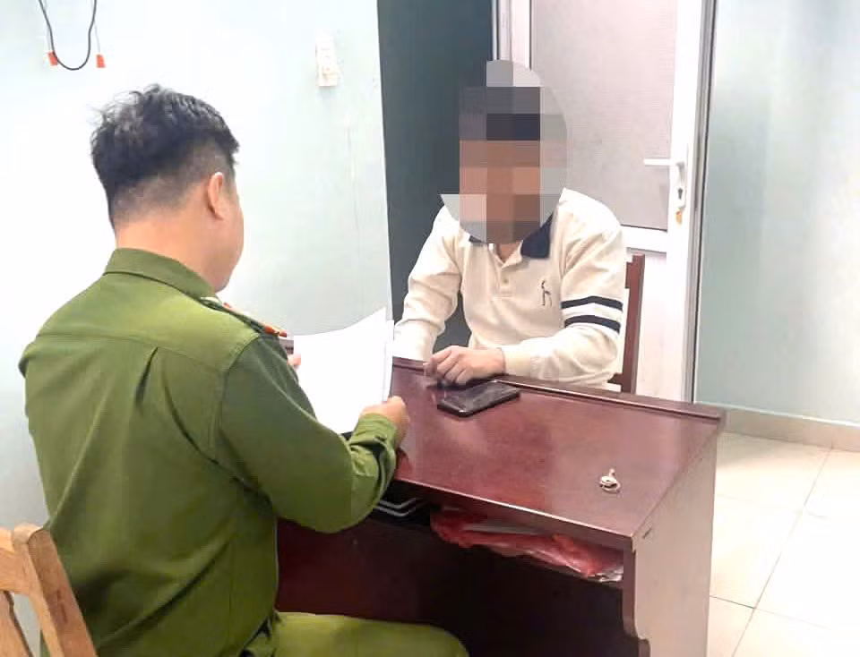 Công an làm việc với thanh niên đăng tin giả trên mạng để bán hàng. Công an làm việc với thanh niên đăng tin giả trên mạng để bán hàng.
