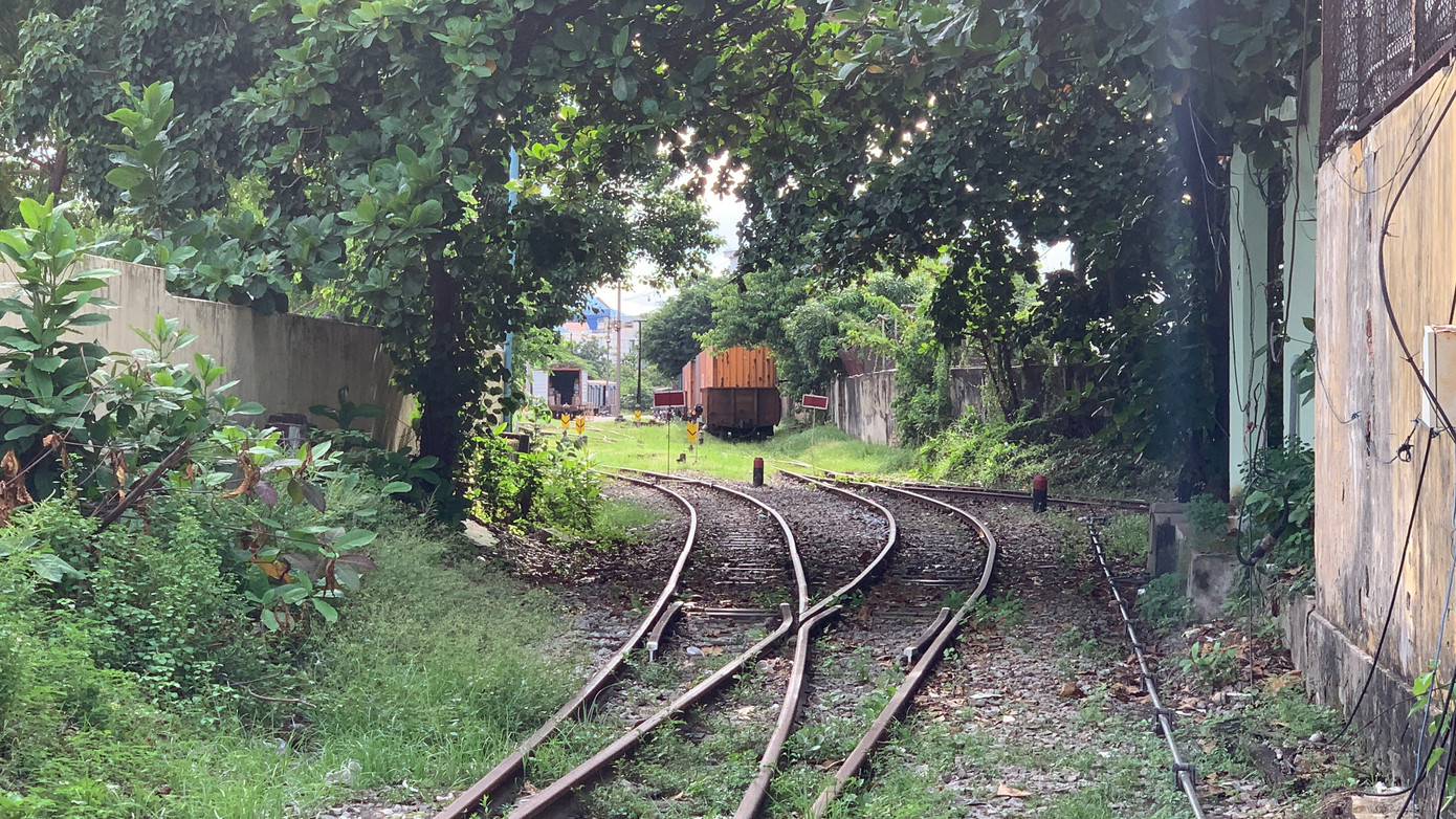 Một phần hệ thống đường sắt bên trong ga Đà Nẵng nhìn từ ngã tư Ông Ích Khiêm - Đống Đa. Hiện, UBND TP đang kiến nghị HĐND TP cho phép tách dự án di dời ga đường sắt thành 2 dự án. Trong đó, dự án di dời ga hàng hóa, công trình phụ trợ và các cơ quan ngành đường sắt ra khu vực ga Kim Liên, còn phần ga hành khách dời về khu vực hồ Trung Nghĩa. Riêng dự án đầu tư xây dựng ga đường sắt mới theo quy hoạch sẽ được thực hiện sau và do Bộ GTVT chủ trì thực hiện. Một phần hệ thống đường sắt bên trong ga Đà Nẵng nhìn từ ngã tư Ông Ích Khiêm - Đống Đa. Hiện, UBND TP đang kiến nghị HĐND TP cho phép tách dự án di dời ga đường sắt thành 2 dự án. Trong đó, dự án di dời ga hàng hóa, công trình phụ trợ và các cơ quan ngành đường sắt ra khu vực ga Kim Liên, còn phần ga hành khách dời về khu vực hồ Trung Nghĩa. Riêng dự án đầu tư xây dựng ga đường sắt mới theo quy hoạch sẽ được thực hiện sau và do Bộ GTVT chủ trì thực hiện.