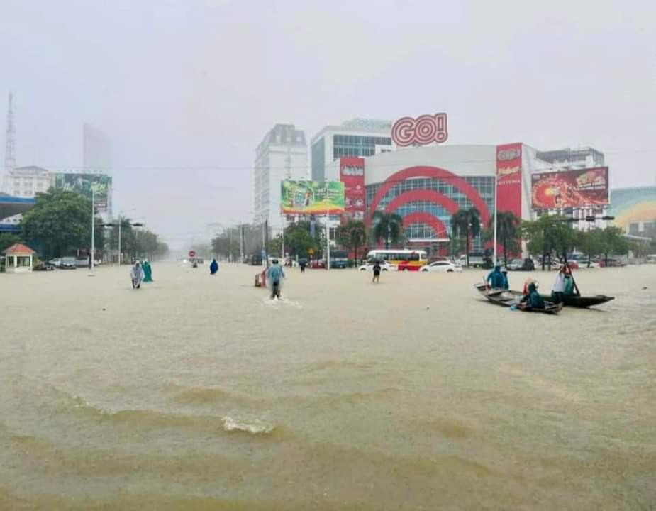 Ngã đường Bà Triệu - Nguyễn Huệ - Hùng Vương mênh mông nước.