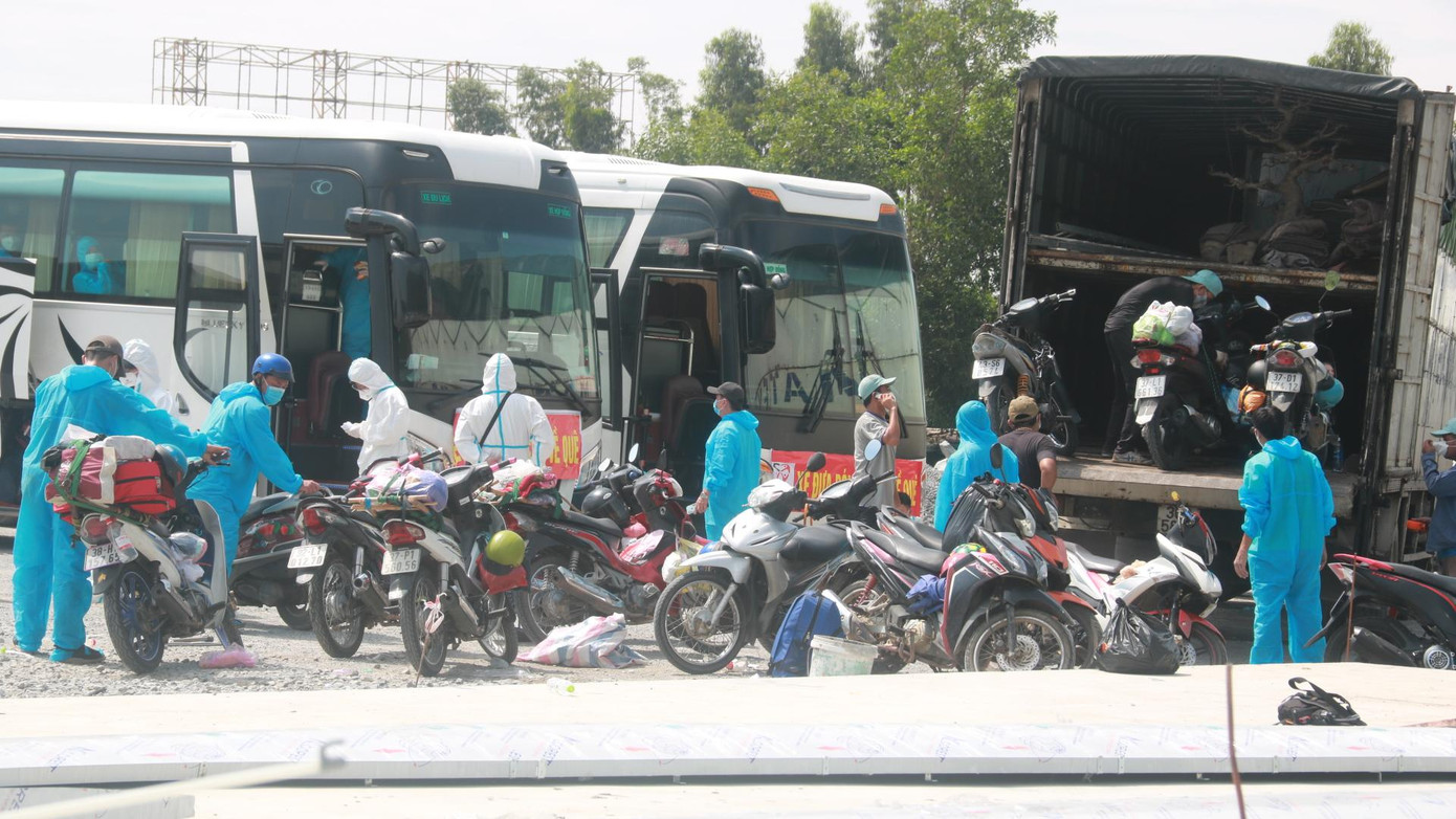 Người dân có nhu cầu về quê bằng xe khách, được các các nhóm tình nguyện sắp xếp người cùng phương tiện lên các chuyến xe để đi. Trước đó, chính quyền TP Đà Nẵng đã đồng ý việc hai nhóm tình nguyện Bạn thương nhau và Tình nguyện trẻ Đà Nẵng có mặt tại trạm trung chuyển hầm Hải Vân để tiếp nhận người dân hồi hương bằng xe máy, chở về quê bằng xe khách giường nằm miễn phí mà hai nhóm tình nguyện này kêu gọi, huy động. Những người không có nhu cầu đi xe khách, được cảnh sát giao thông TP Đà Nẵng dẫn đoàn qua hầm Hải Vân để sang địa phận tỉnh TT-Huế. Trước khi khởi hành, người dân được tặng quà hỗ trợ chi phí để về quê. Người dân có nhu cầu về quê bằng xe khách, được các các nhóm tình nguyện sắp xếp người cùng phương tiện lên các chuyến xe để đi. Trước đó, chính quyền TP Đà Nẵng đã đồng ý việc hai nhóm tình nguyện Bạn thương nhau và Tình nguyện trẻ Đà Nẵng có mặt tại trạm trung chuyển hầm Hải Vân để tiếp nhận người dân hồi hương bằng xe máy, chở về quê bằng xe khách giường nằm miễn phí mà hai nhóm tình nguyện này kêu gọi, huy động. Những người không có nhu cầu đi xe khách, được cảnh sát giao thông TP Đà Nẵng dẫn đoàn qua hầm Hải Vân để sang địa phận tỉnh TT-Huế. Trước khi khởi hành, người dân được tặng quà hỗ trợ chi phí để về quê.