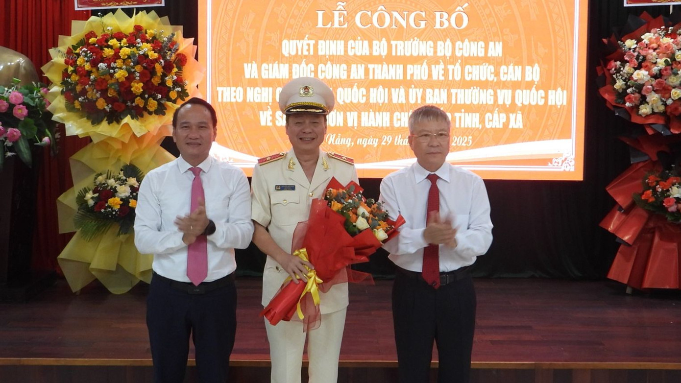 Thiếu tướng Nguyễn Hữu Hợp (giữa) Giám đốc Công an TP Đà Nẵng. Thiếu tướng Nguyễn Hữu Hợp (giữa) Giám đốc Công an TP Đà Nẵng.