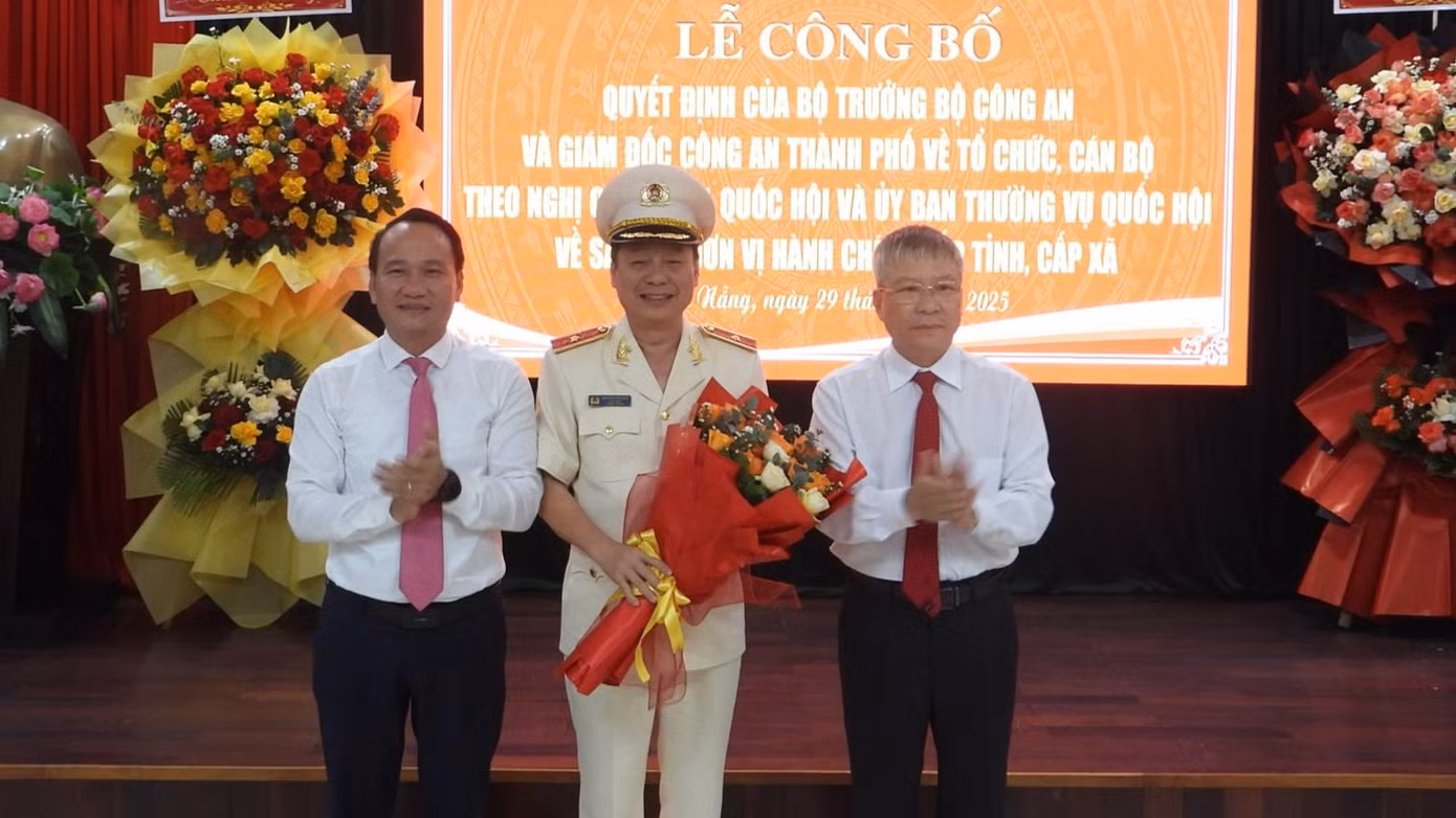 Thiếu tướng Nguyễn Hữu Hợp (giữa) Giám đốc Công an TP Đà Nẵng.