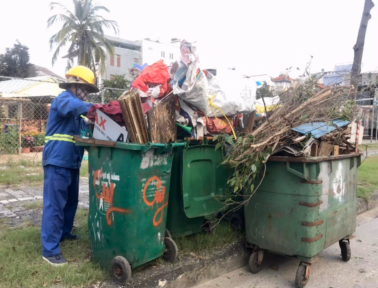 Thu gom rác tại một khu dân cư ở Đà Nẵng.