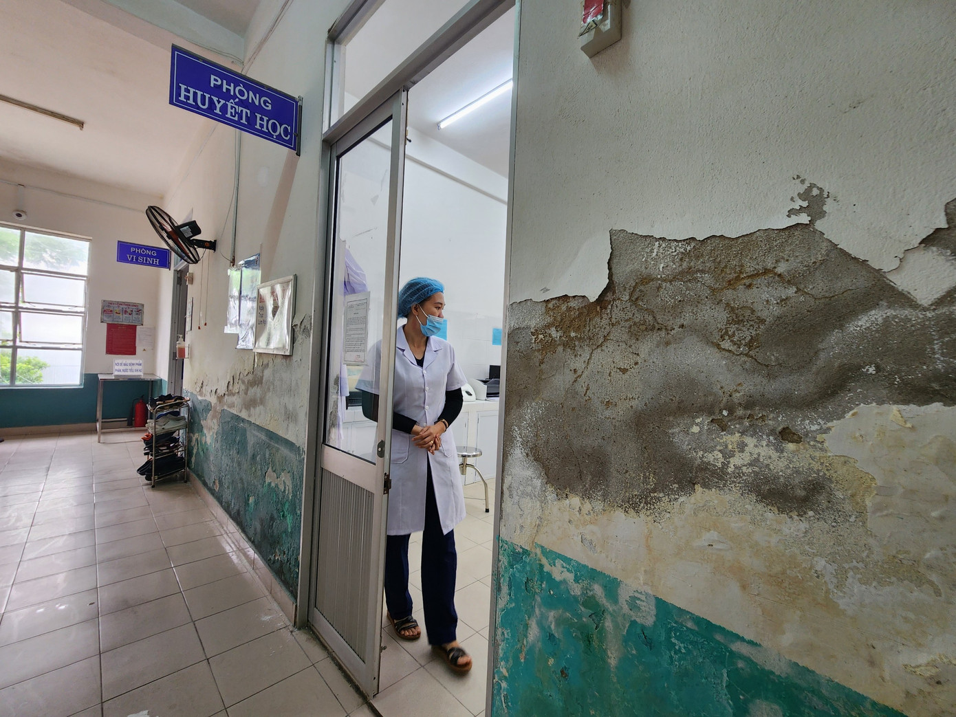Phòng huyết học xuống cấp, tường lở lói từng mảng lớn khắp nơi do thấm dột lâu ngày.