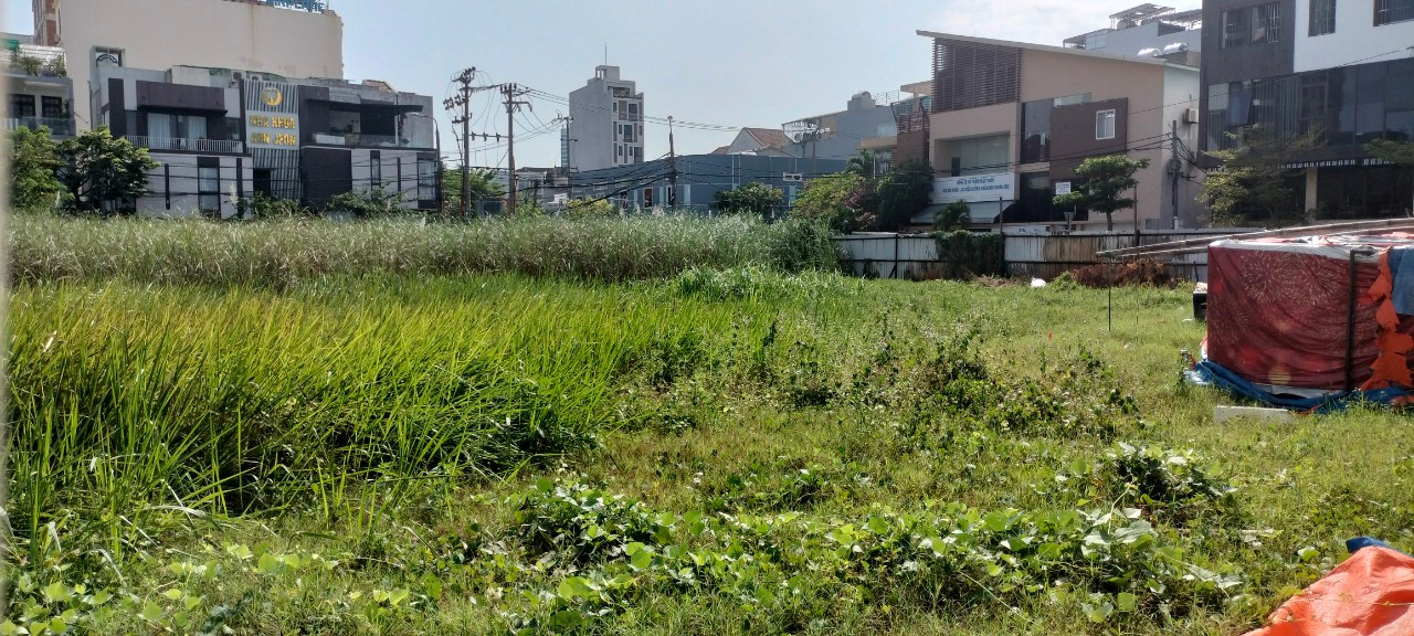 Trao đổi với phóng viên, đại diện Cục Thi hành án dân sự TP Đà Nẵng khẳng định: Bán đấu giá lô A2 đường Phạm Văn Đồng, Cục làm theo bản án, đúng trình, tự thủ tục, không làm gì sai. Vấn đề do Sở TN&MT đã cung cấp sai thông tin. Tại thời điểm Cục Thi hành án bán đấu giá tài sản để đảm bảo việc thi hành án, Sở TN&MT vẫn xác nhận đó là tài sản của Phan Văn Anh Vũ. Sau khi bán đấu giá, Sở TN&MT sẽ có trách nhiệm làm sổ cho đơn vị trúng đấu giá. Lô đất A2 đường Phạm Văn Đồng sau khi đấu giá, tiến hành làm sổ thì phát sinh việc lô đất đã được sang nhượng trước đó. Trao đổi với phóng viên, đại diện Cục Thi hành án dân sự TP Đà Nẵng khẳng định: Bán đấu giá lô A2 đường Phạm Văn Đồng, Cục làm theo bản án, đúng trình, tự thủ tục, không làm gì sai. Vấn đề do Sở TN&MT đã cung cấp sai thông tin. Tại thời điểm Cục Thi hành án bán đấu giá tài sản để đảm bảo việc thi hành án, Sở TN&MT vẫn xác nhận đó là tài sản của Phan Văn Anh Vũ. Sau khi bán đấu giá, Sở TN&MT sẽ có trách nhiệm làm sổ cho đơn vị trúng đấu giá. Lô đất A2 đường Phạm Văn Đồng sau khi đấu giá, tiến hành làm sổ thì phát sinh việc lô đất đã được sang nhượng trước đó.