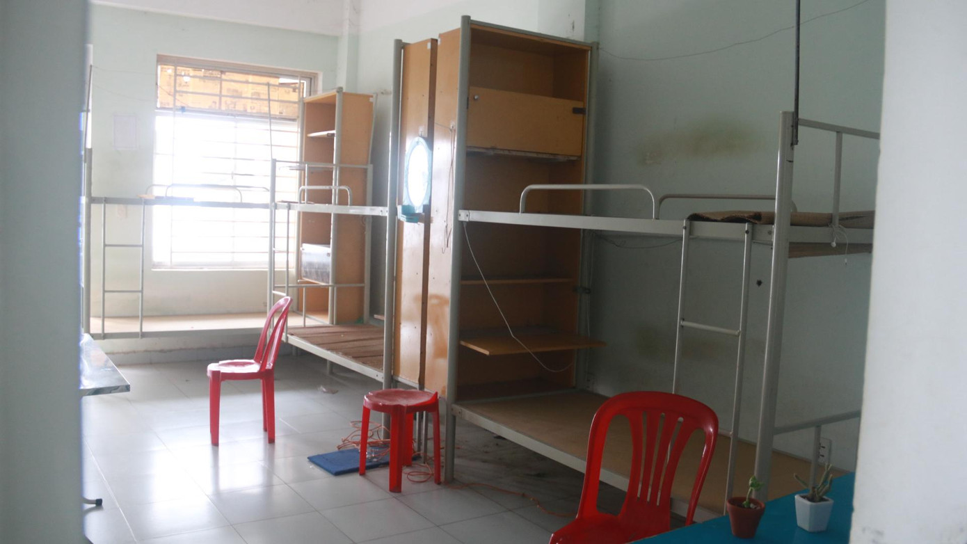 Một phòng ở trong ký túc xá sau khi được thu dọn đồ đạc.