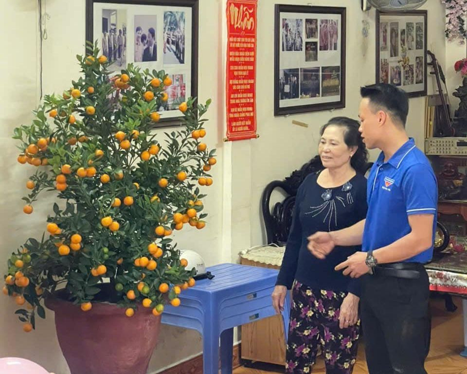 Một người dân quận Sơn Trà vui vẻ tặng cây cho đoàn thanh niên trồng, chăm sóc sau Tết. Một người dân quận Sơn Trà vui vẻ tặng cây cho đoàn thanh niên trồng, chăm sóc sau Tết.