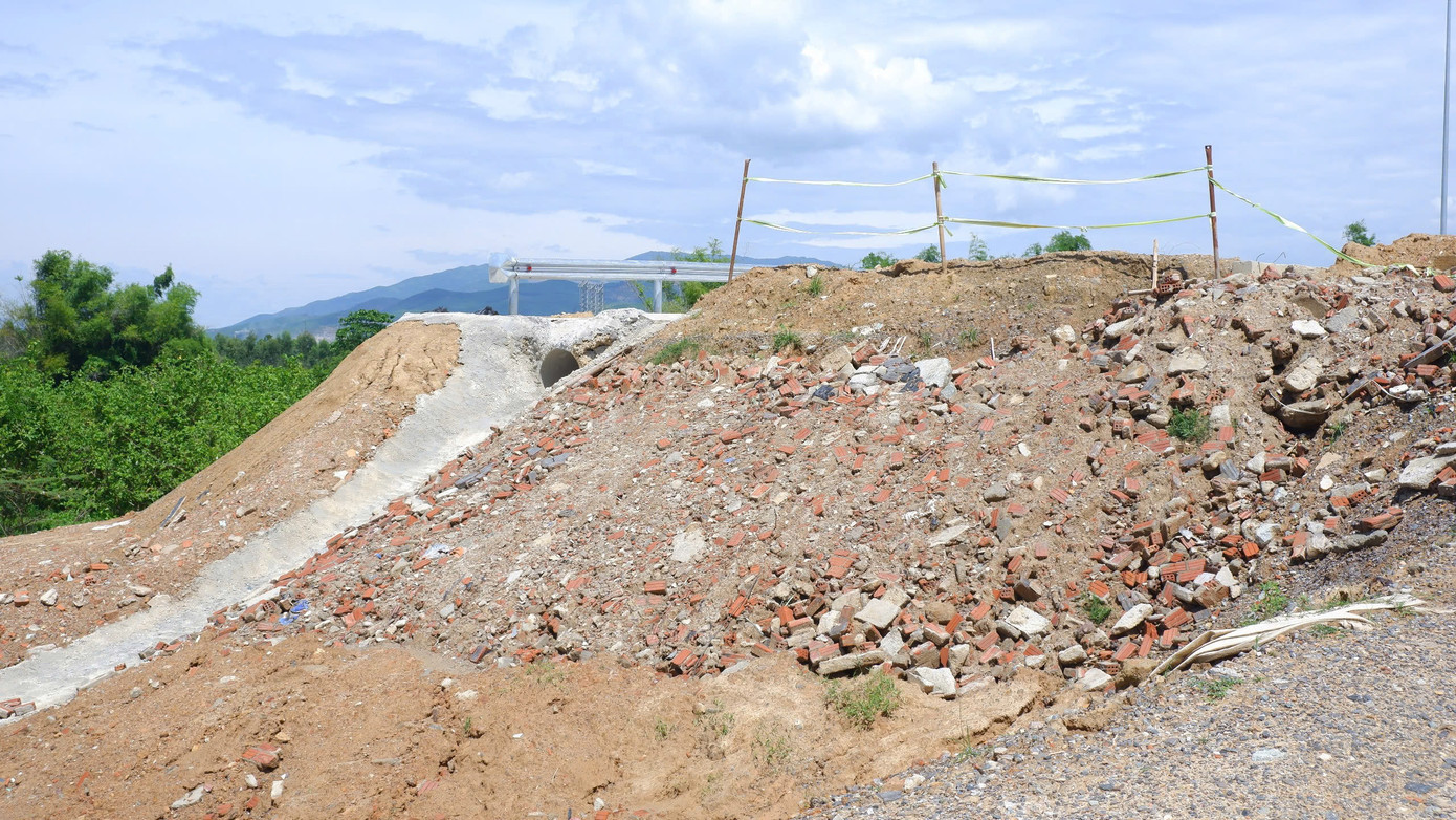 Ông Nguyễn Đắc Năm, một người dân thôn Xuân Diệm, phường Điện Bàn Bắc cho hay khi biết tin có cây cầu nối liền 2 địa phương, người dân rất phấn khởi vì sẽ rút ngắn thời gian di chuyển đến trung tâm TP Đà Nẵng. Nhiều người cũng đã tự nguyện hiến đất để làm đường dẫn. Tuy nhiên, cầu đã xây xong được hơn 3 tháng mà vẫn chưa thể sử dụng.