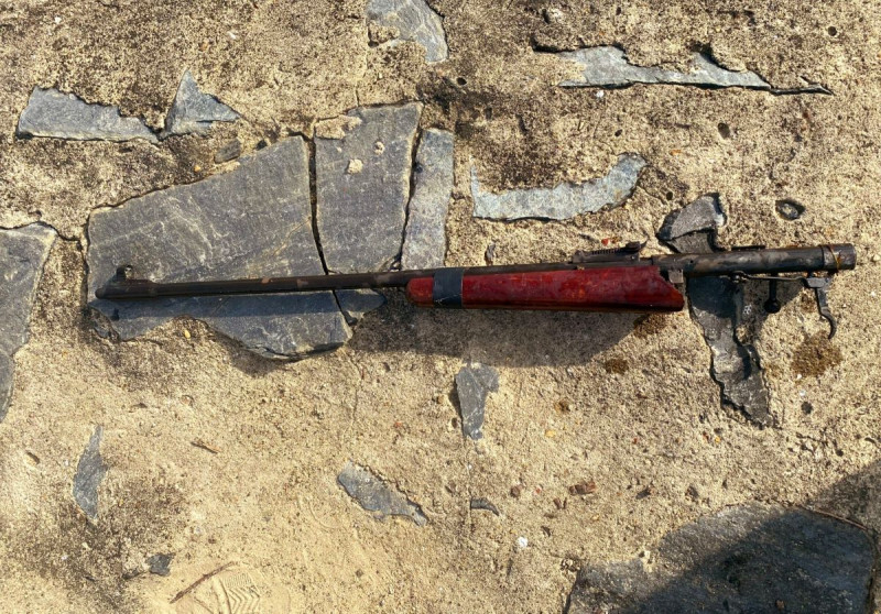 Hai bộ phận của khẩu súng được tìm thấy.