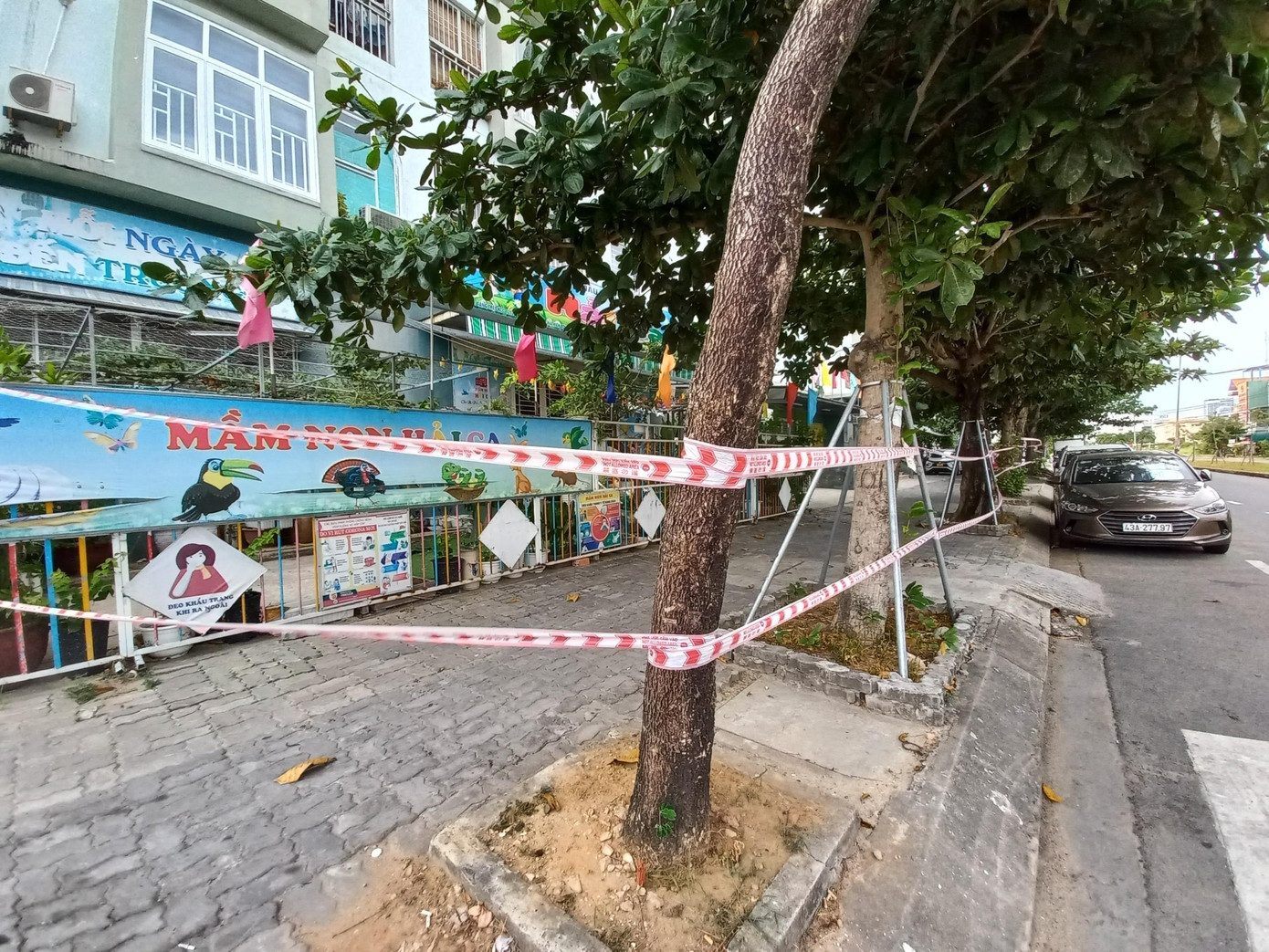 Một khu chung cư trên địa bàn đã được giăng dây, thực hiện việc "phong tỏa trong phong tỏa" kiểm soát người ra vào chung cư để ngăn ngừa các mối nguy cơ lây lan dịch bệnh.