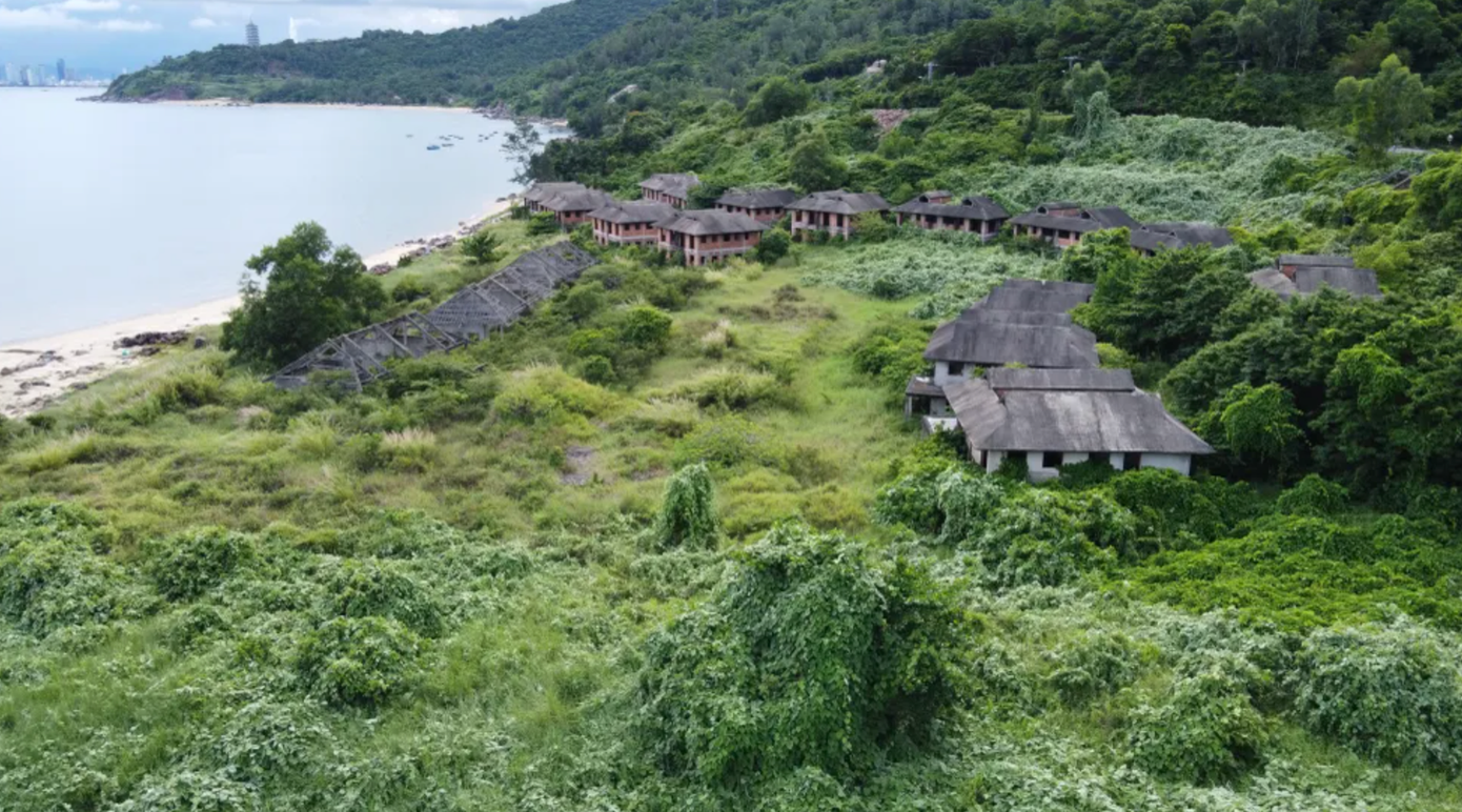 Một dự án ở bán đảo Sơn Trà bỏ hoang nhiều năm. Một dự án ở bán đảo Sơn Trà bỏ hoang nhiều năm.