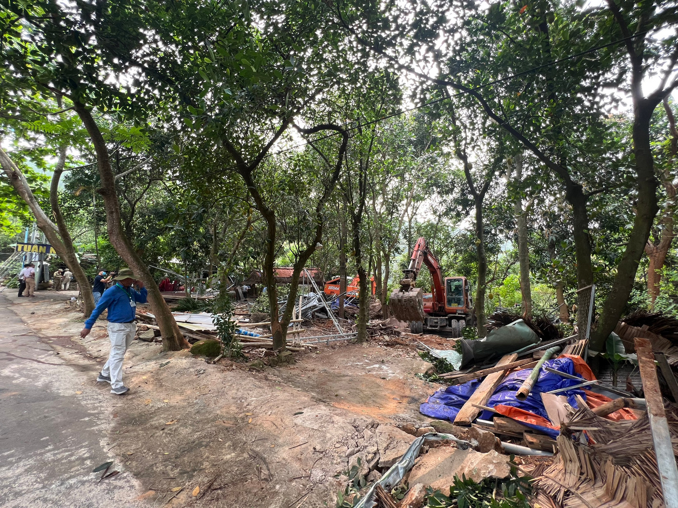 Trước khi cưỡng chế, Đội kiểm tra quy tắc đô thị quận Sơn Trà phối hợp với UBND phường Thọ Quang đã tổ chức thông báo đến các hộ vi phạm, in pano thông báo tại khu vực có công công trình trái phép theo quy định. Lực lượng chức năng yêu cầu các hộ buộc thực hiện biện pháp di dời, tháo dỡ công trình sai phép trước ngày 17/4. Tuy nhiên các hộ vi phạm không chấp hành buộc chính quyền quận Sơn Trà phải tháo dỡ.