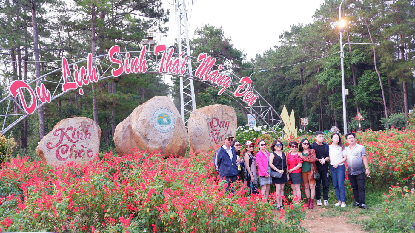 Nằm ở độ cao hơn 1.200m so với mực nước biển, khí hậu quanh năm mát mẻ, rừng nguyên sinh bao bọc, thị trấn Măng Đen (Kon Plông, Kon Tum) những ngày nghỉ lễ đón một lượng lớn du khách gần xa.