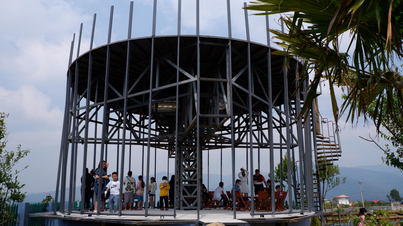 Một địa điểm "check in" đông kín khách trên đồi "37 hộ" ở Măng Đen.