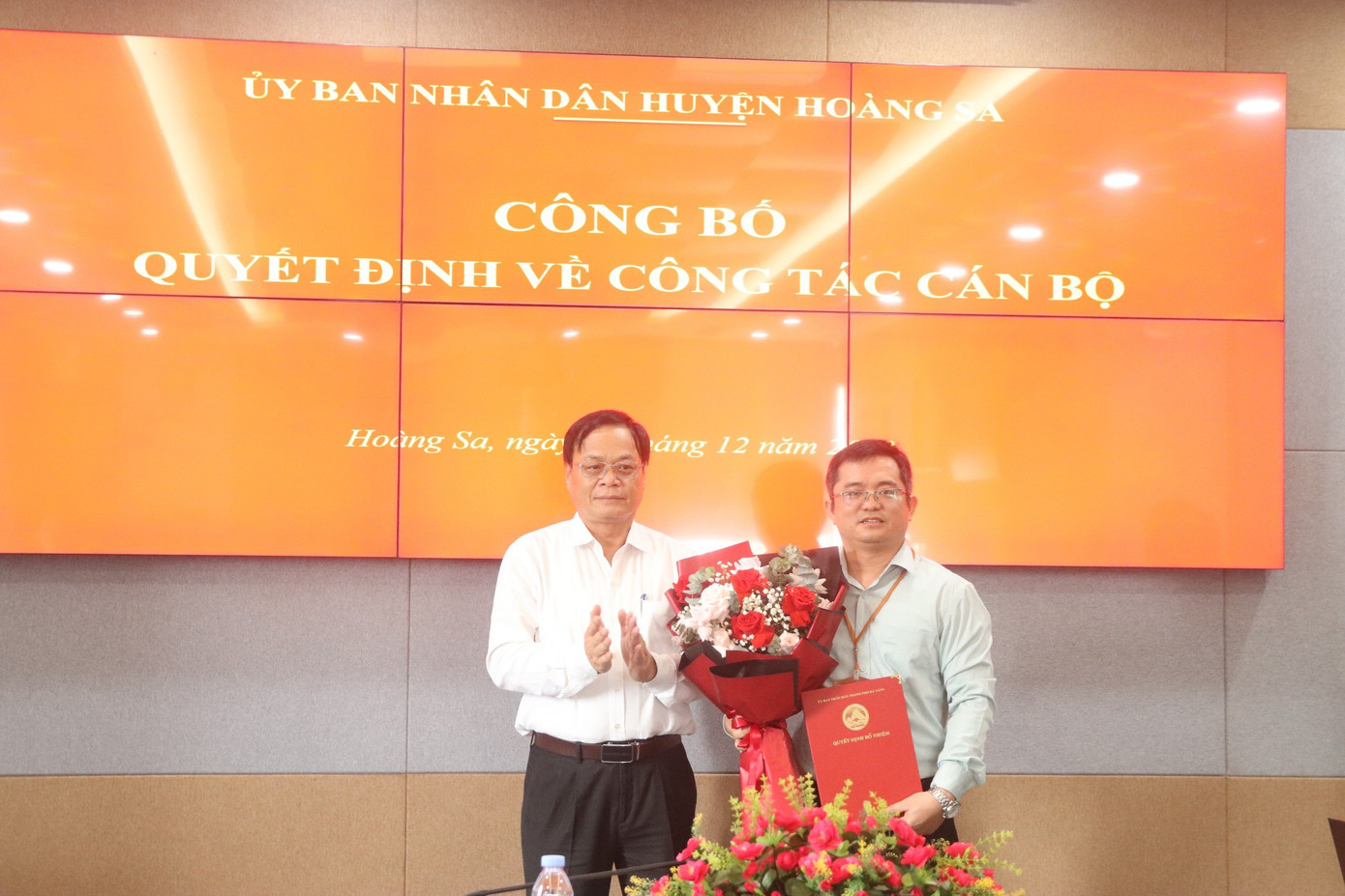 Ông Lê Tiến Công (phải) nhận quyết định từ Chủ tịch UBND huyện Hoàng Sa Võ Ngọc Đồng. Ông Lê Tiến Công (phải) nhận quyết định từ Chủ tịch UBND huyện Hoàng Sa Võ Ngọc Đồng.