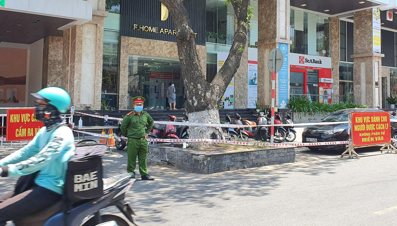 Một chiến sĩ công an TP Đà Nẵng làm nhiệm vụ tại điểm phong toả chung cư cao cấp F.Home trên đường Lý Thường Kiệt.