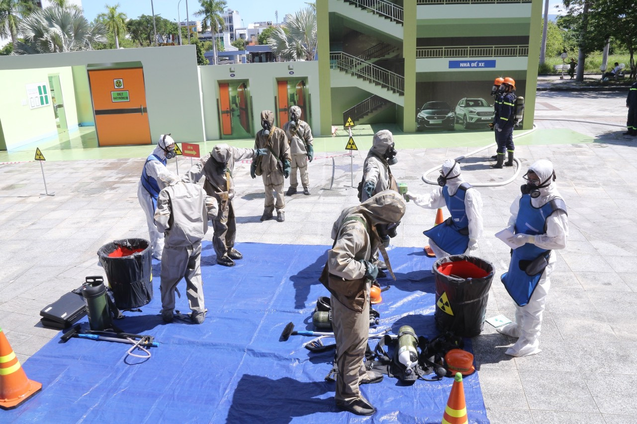 Tình huống được đưa ra là vào lúc 9 giờ, tại phòng hotlab Khoa y học hạt nhân của Bệnh viện Ung bướu Đà Nẵng có lưu giữ thuốc phóng xạ (I-131 và Tc-99m) xảy ra cháy nổ không rõ nguyên nhân. Vụ cháy khiến các nguồn phóng xạ có thể gây nhiễm bẩn phóng xạ và có khả năng chất phóng xạ theo khói bụi từ đám cháy gây ảnh hưởng đến các khu vực xung quanh.