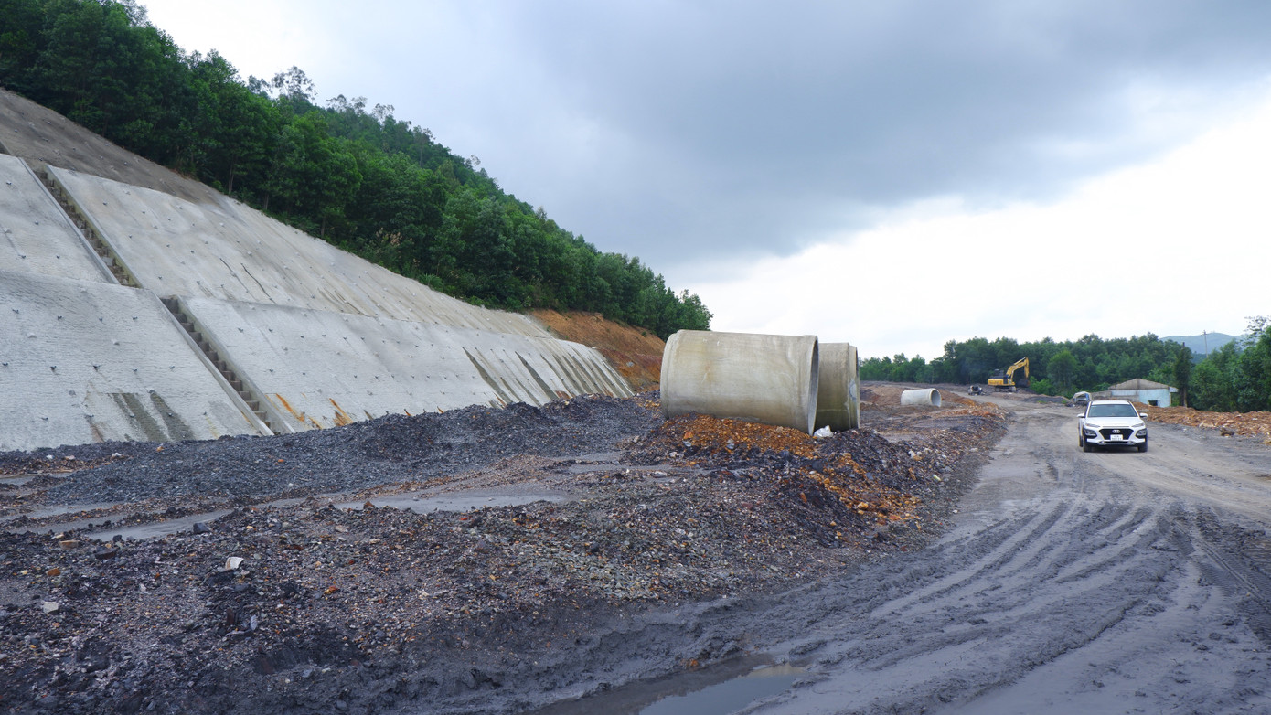 UBND TP Đà Nẵng đã có công văn gia hạn tiến độ hoàn thành công trình đến ngày 30/9, riêng nút giao thông quốc lộ 14B hoàn thành 6 tháng kể từ ngày bàn giao mặt bằng, tuy nhiên, nhà thầu xin gia hạn đến ngày 31/12/2023. Theo ghi nhận của phóng viên trên tuyến đường vành đai này mọi thứ vẫn còn ngổn ngang. UBND TP Đà Nẵng đã có công văn gia hạn tiến độ hoàn thành công trình đến ngày 30/9, riêng nút giao thông quốc lộ 14B hoàn thành 6 tháng kể từ ngày bàn giao mặt bằng, tuy nhiên, nhà thầu xin gia hạn đến ngày 31/12/2023. Theo ghi nhận của phóng viên trên tuyến đường vành đai này mọi thứ vẫn còn ngổn ngang.
