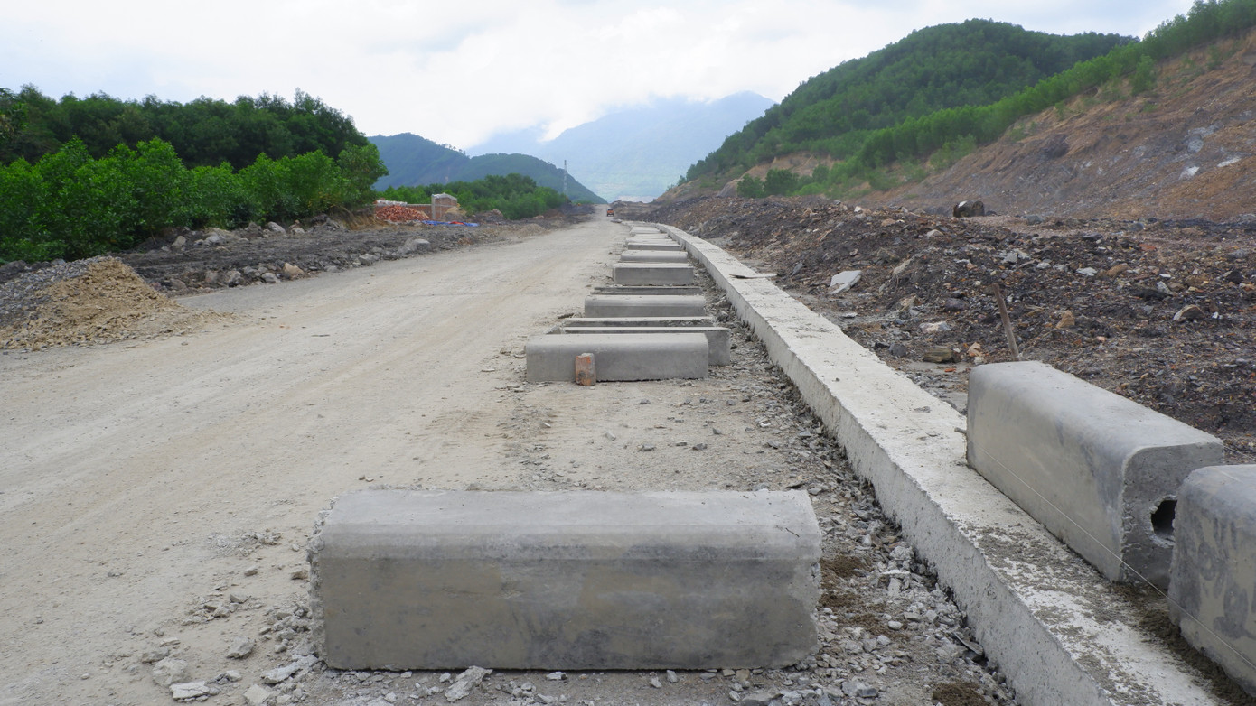 Công trường ngổn ngang trên đường vành đai 1.500 tỷ đồng chưa biết đến bao giờ xong. Công trường ngổn ngang trên đường vành đai 1.500 tỷ đồng chưa biết đến bao giờ xong.