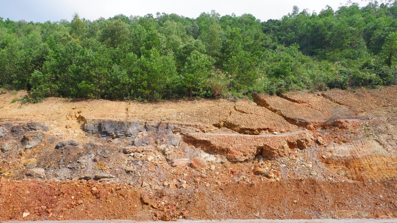 Đường vành đai phía tây Đà Nẵng đoạn từ quốc lộ 14B đến đường Hồ Chí Minh (giai đoạn 1) đang xảy ra tình trạng sạt lở nghiêm trọng, với chiều dài hàng trăm mét. Trong đó nặng nhất là đoạn km5+500 - km6+780 qua xã Hòa Phú (huyện Hòa Vang). Ghi nhận tại hiện trường qua thôn Hòa Thọ (xã Hòa Phú), các khu vực tiếp giáp với quả đồi kéo dài mấy trăm mét, đất đá từ trên ập xuống đã bao phủ toàn bộ phía bên phải của đường, nước ngầm vẫn rỉ ra và bùn đất nhão nhoẹt, nham nhở. Đường vành đai phía tây Đà Nẵng đoạn từ quốc lộ 14B đến đường Hồ Chí Minh (giai đoạn 1) đang xảy ra tình trạng sạt lở nghiêm trọng, với chiều dài hàng trăm mét. Trong đó nặng nhất là đoạn km5+500 - km6+780 qua xã Hòa Phú (huyện Hòa Vang). Ghi nhận tại hiện trường qua thôn Hòa Thọ (xã Hòa Phú), các khu vực tiếp giáp với quả đồi kéo dài mấy trăm mét, đất đá từ trên ập xuống đã bao phủ toàn bộ phía bên phải của đường, nước ngầm vẫn rỉ ra và bùn đất nhão nhoẹt, nham nhở.