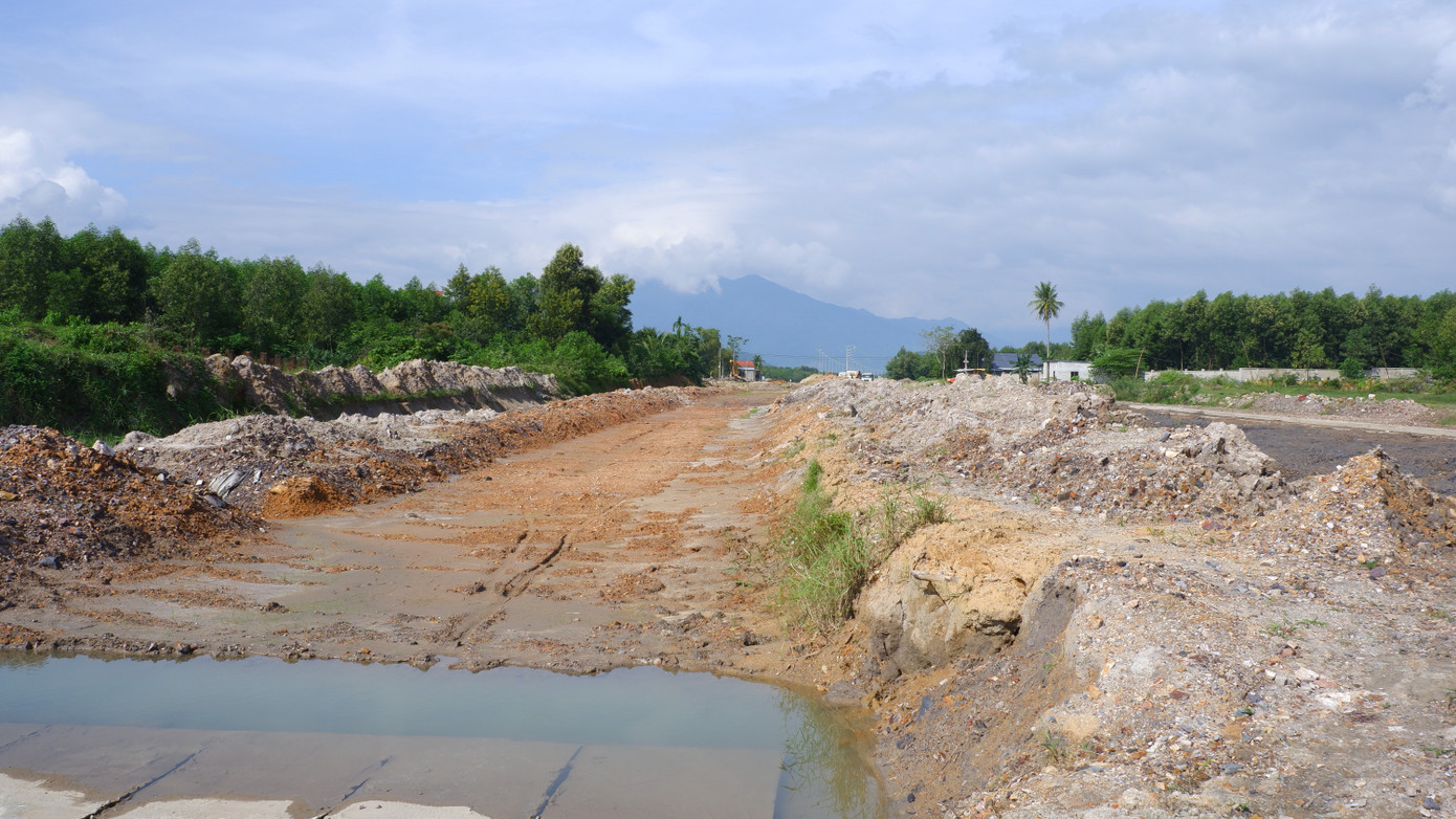Công trường ngổn ngang trên đường vành đai 1.500 tỷ đồng chưa biết đến bao giờ xong. Công trường ngổn ngang trên đường vành đai 1.500 tỷ đồng chưa biết đến bao giờ xong.