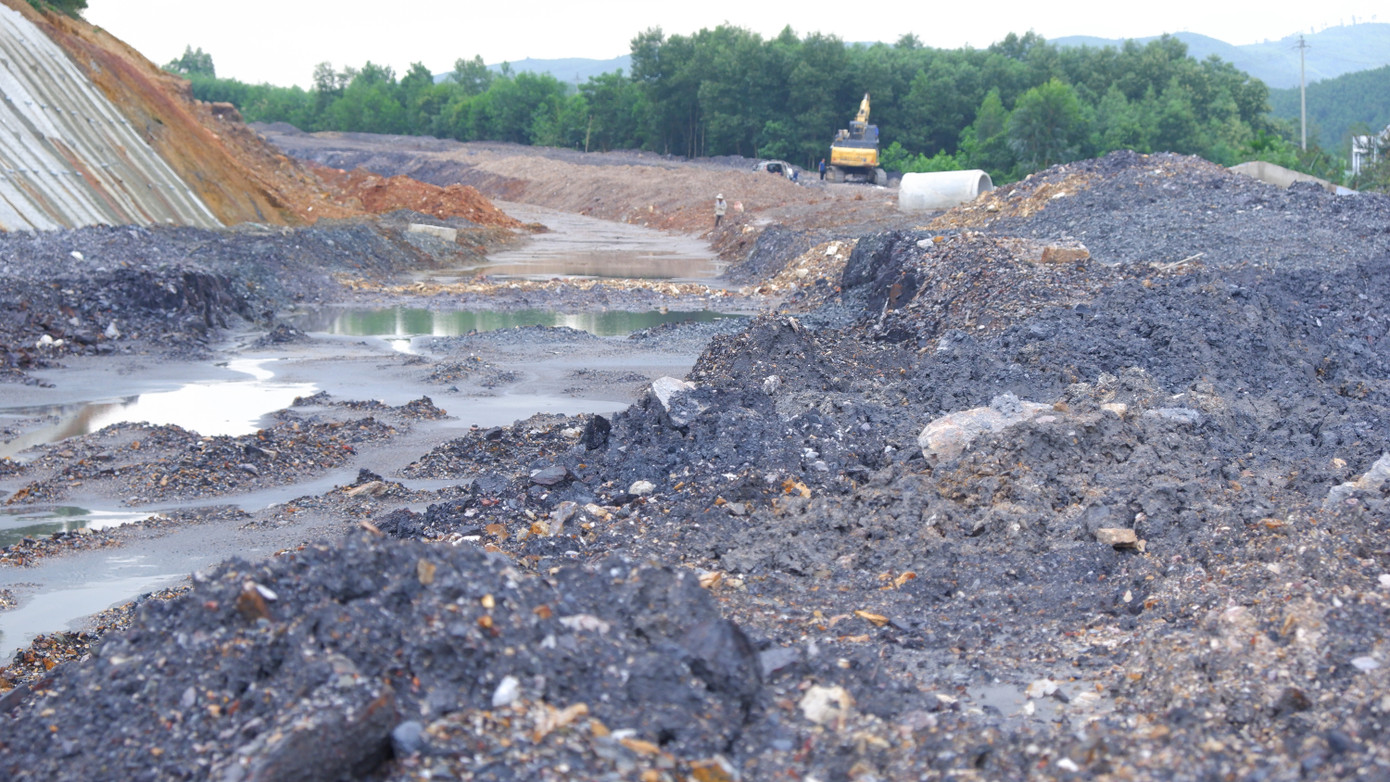 Mới đây, kiểm tra dự án, ông Lê Trung Chinh, Chủ tịch UBND thành phố Đà Nẵng yêu cầu nhà thầu hoàn thành thi công một mặt đường để thông tuyến một chiều trước ngày 31/12/2023. Mới đây, kiểm tra dự án, ông Lê Trung Chinh, Chủ tịch UBND thành phố Đà Nẵng yêu cầu nhà thầu hoàn thành thi công một mặt đường để thông tuyến một chiều trước ngày 31/12/2023.