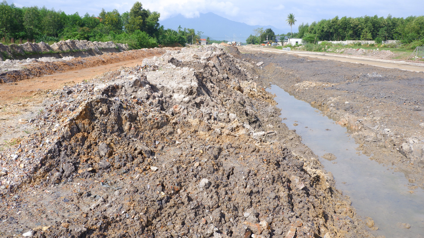Công trường ngổn ngang trên đường vành đai 1.500 tỷ đồng chưa biết đến bao giờ xong. Công trường ngổn ngang trên đường vành đai 1.500 tỷ đồng chưa biết đến bao giờ xong.