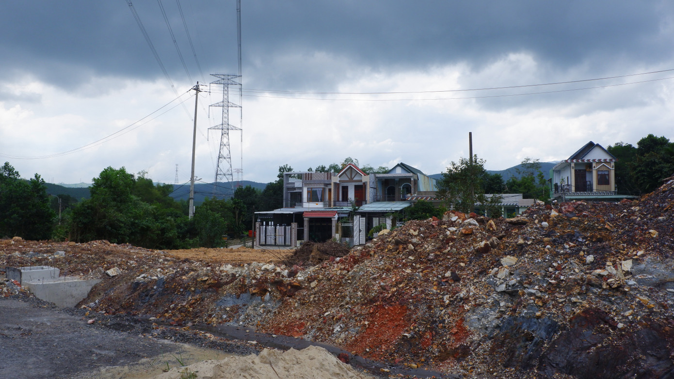Nhiều khu vực thi công dang dở, máy móc vật liệu tập kết nhưng không thấy bóng dáng công nhân thi công. Nhiều khu vực thi công dang dở, máy móc vật liệu tập kết nhưng không thấy bóng dáng công nhân thi công.