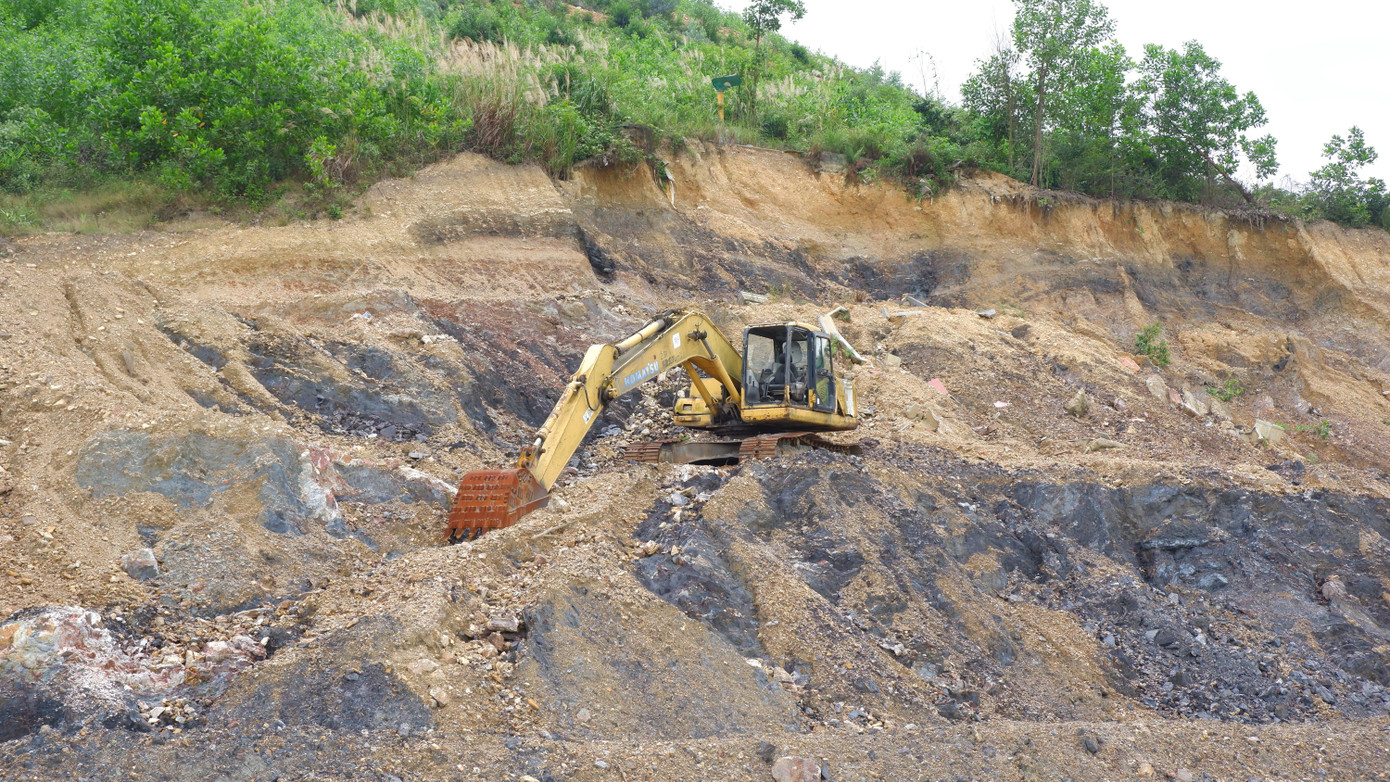 Nhiều khu vực thi công dang dở, máy móc vật liệu tập kết nhưng không thấy bóng dáng công nhân thi công. Nhiều khu vực thi công dang dở, máy móc vật liệu tập kết nhưng không thấy bóng dáng công nhân thi công.