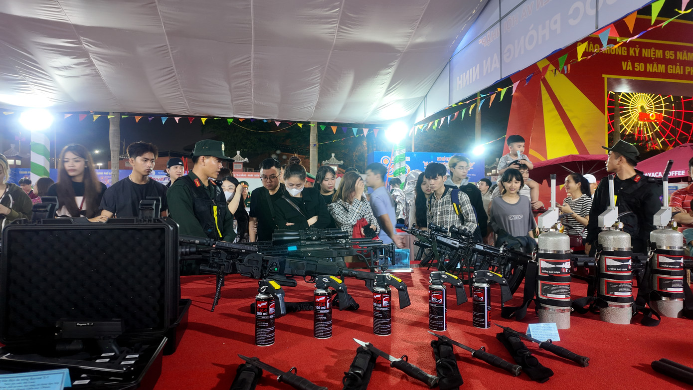 Các khí tài, vũ khí thu hút nhiều bạn trẻ trong đó có nhiều bạn nữ quan tâm, tìm hiểu. Em Lê Huyền Nhi (Sinh viên trường Đại học Sư phạm Đà Nẵng) cho biết: "Các loại súng này em chỉ thấy trên phim ảnh, giờ mới thấy lần đầu tiên ngoài đời. Đến triển lãm em có nhiều trải nghiệm thú vị và bổ ích"