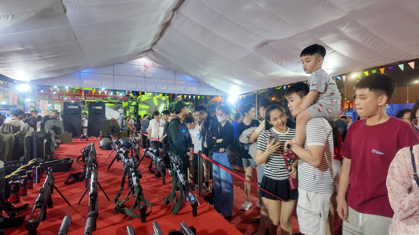 Các loại vũ khí của lực lượng cảnh sát đặc nhiệm. Đáng chú ý là 2 khẩu súng bắn tỉa APR 308 và Gladius Mille thu hút nhiều người tìm hiểu.