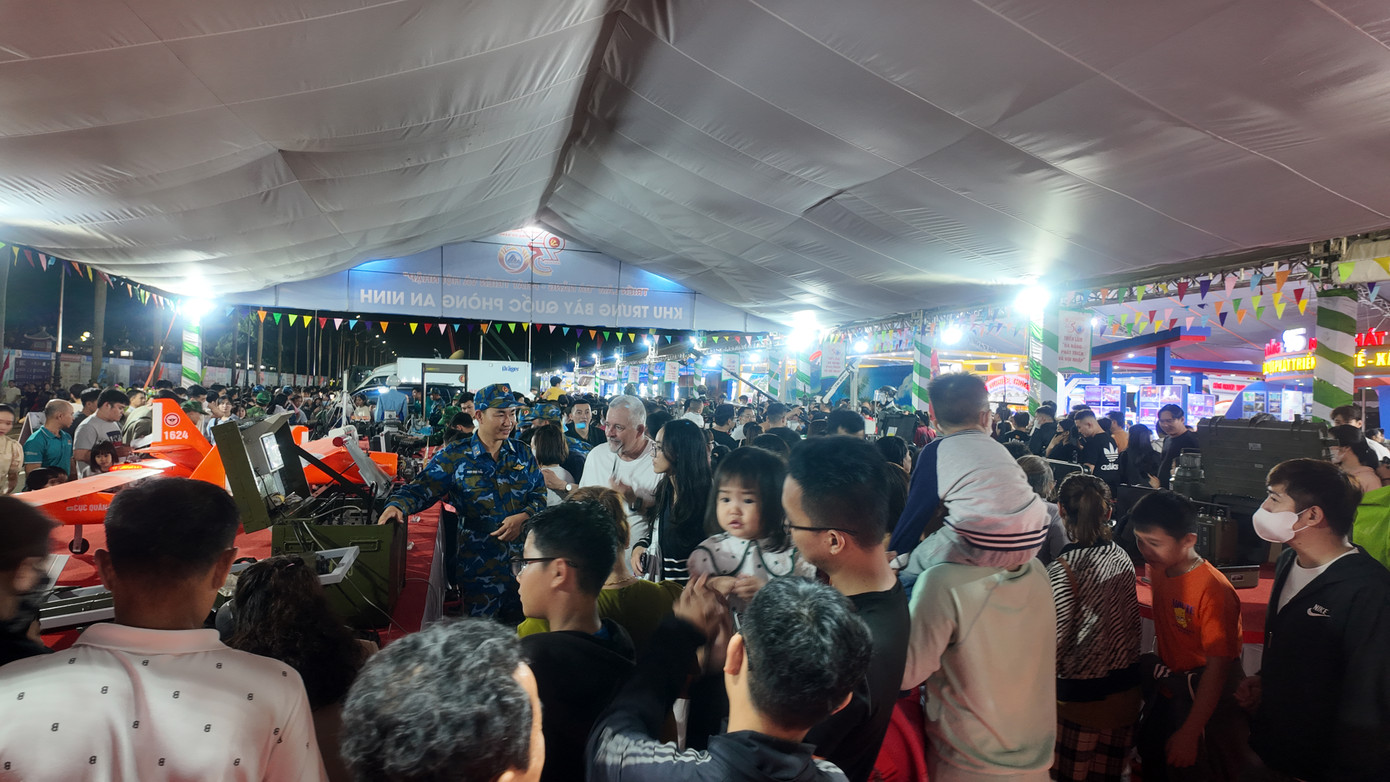 Nhiều du khách nước ngoài cũng đến tham quan, tìm hiểu về các loại quân trang vũ khí. Triển lãm mở cửa đến ngày 30/3, tại Cung thể thao Tiên Sơn, quận Hải Châu, TP Đà Nẵng.