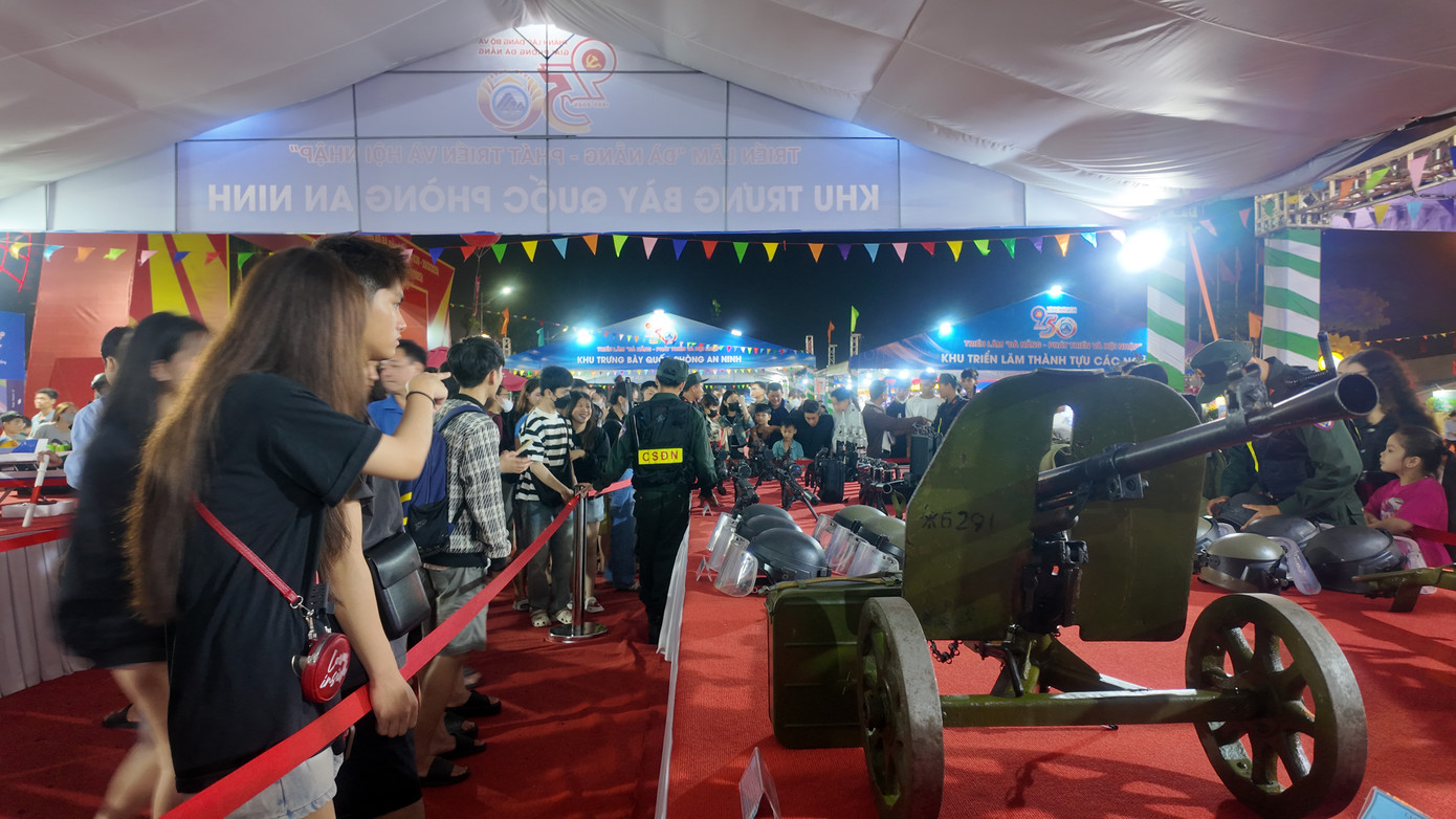 Gian trưng bày giới thiệu các loại vũ khí của lực lượng cảnh sát đặc nhiệm, cảnh sát cơ động thu hút lượng lớn các bạn trẻ tham gia.
