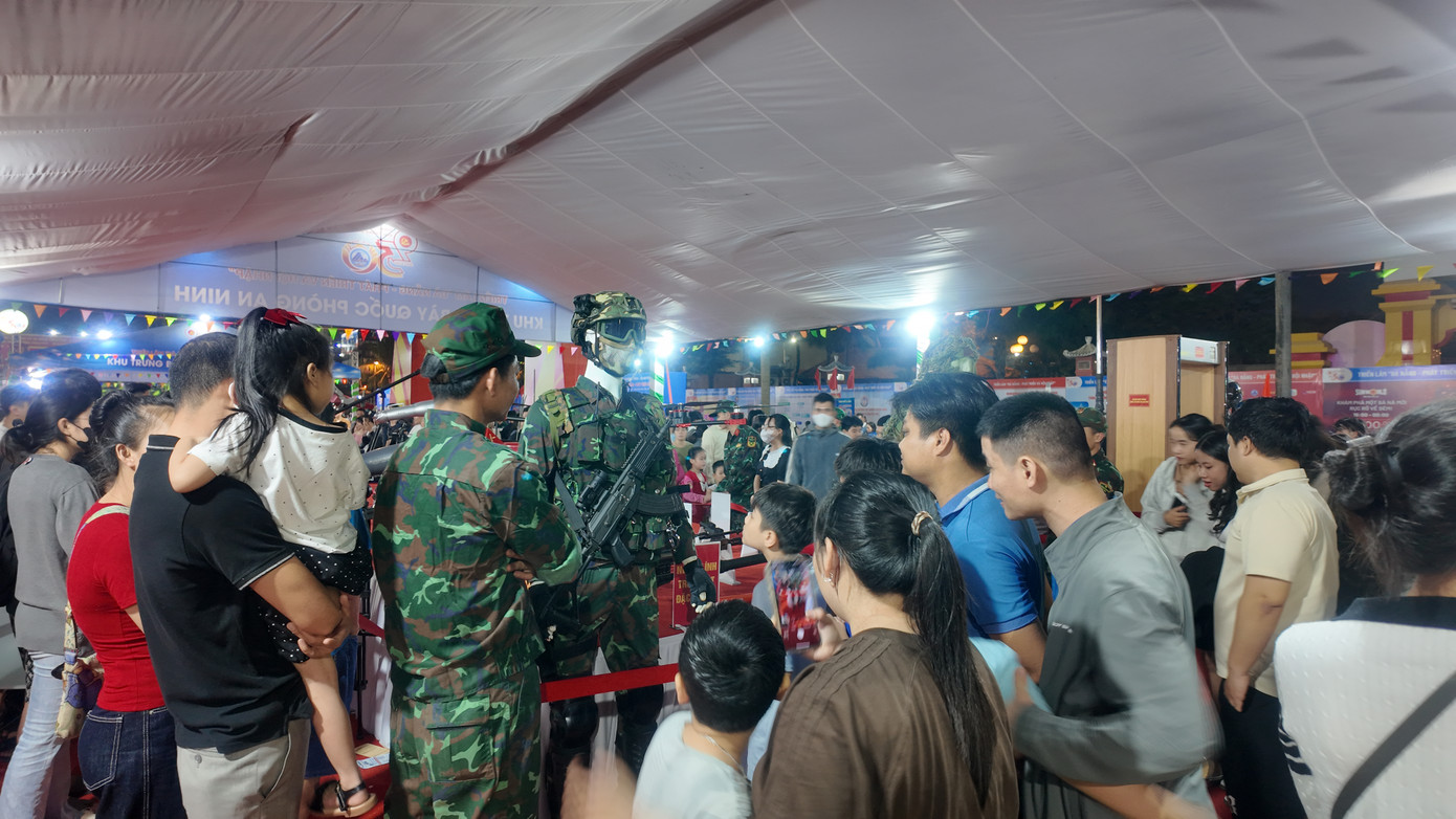 Nhiều gia đình dẫn theo con nhỏ đến triển lãm để tìm hiểu. Các em đều háo hức tìm hiểu khám phá các loại quân tư trang của người lính. Anh Lê Văn Anh (39 tuổi, trú tại phường Nại Hiên Đông, Sơn Trà, Đà Nẵng) cho biết: "Dịp kỷ niệm lớn mới được khám phá các loại vũ khí, đạn dược, súng ống bằng mắt thật. Tranh thủ buổi tối, trời mát mẻ, tôi dẫn các con đi tham quan để có thêm thông tin bổ ích. Để các con hiểu hơn về công cuộc chiến đấu, bảo vệ bình yên toàn vẹn lãnh thổ cần những khí tài hiện đại như thế nào".