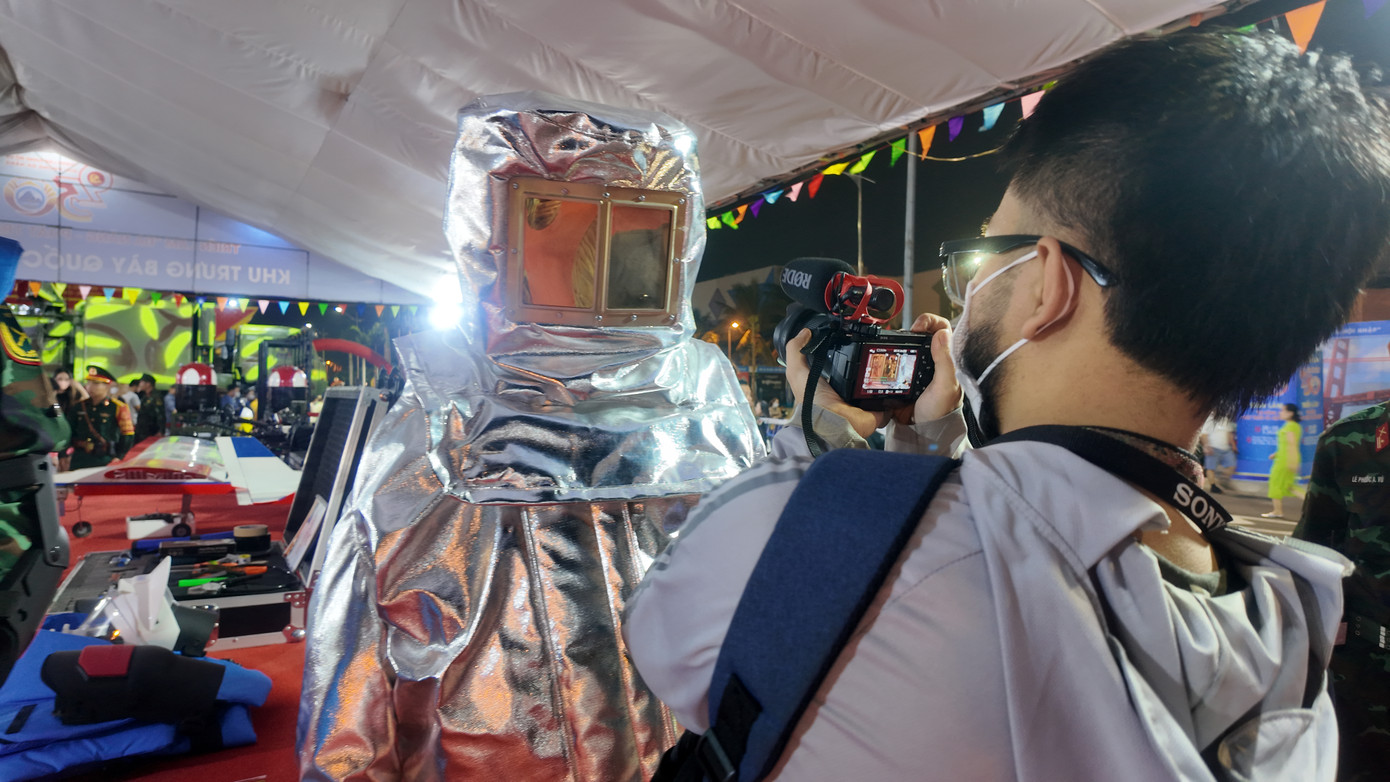 Bộ đồ đặc dụng của lực lượng phòng cháy chữa cháy có khả năng chịu được nhiệt độ lên đến hơn 1.000 độ C.