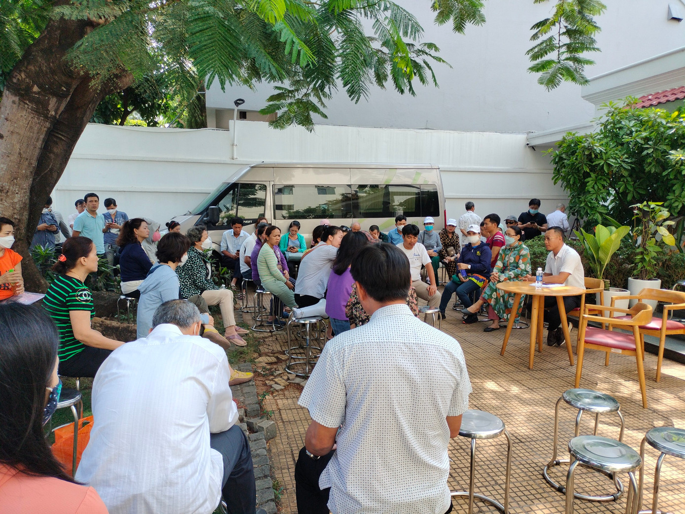 Hàng trăm khách hàng kéo đến trụ sở công ty CP Đầu tư Hoàng Nhất Nam vào ngày 28/4.