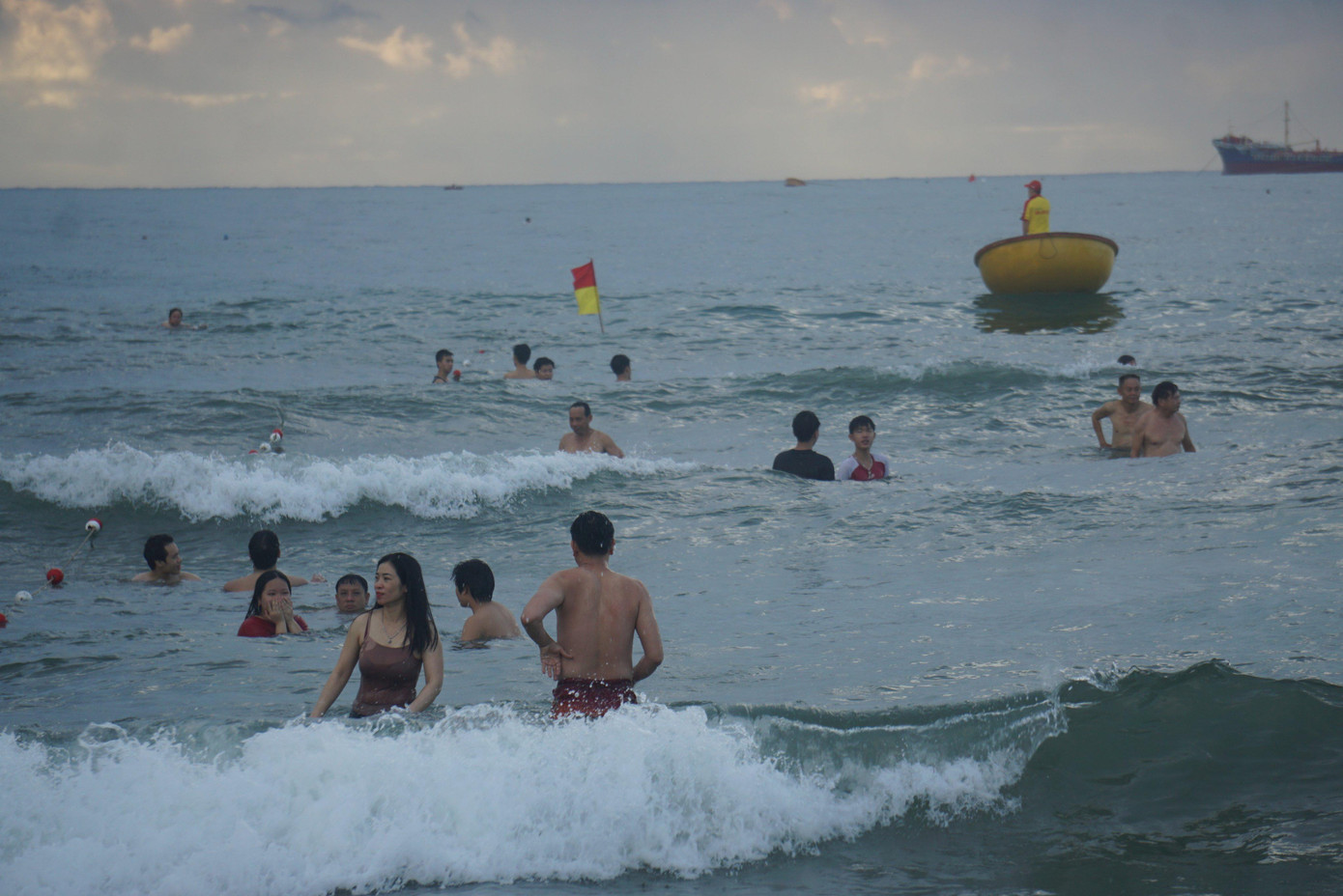 Theo quy định, người dân chỉ được tắm biển tại các khu vực được cho phép và rời đi ngay sau khi tắm. Theo quy định, người dân chỉ được tắm biển tại các khu vực được cho phép và rời đi ngay sau khi tắm.